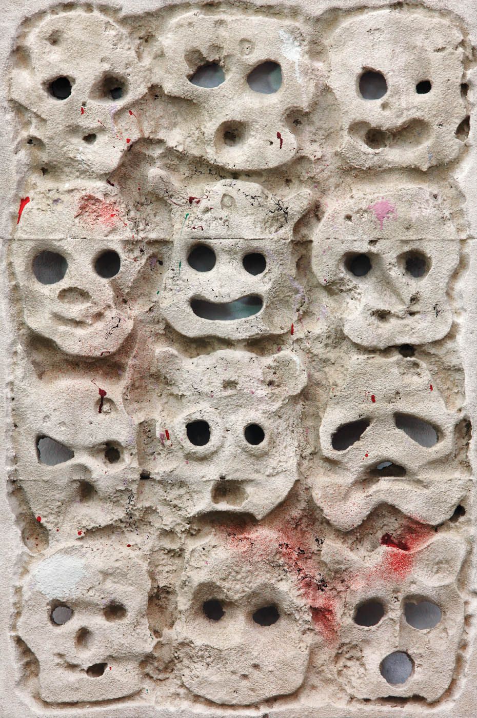 Vlad Olariu, Masks resina, schiuma EPS, cemento e pittura, 150 x 100 x 8, firmat&hellip;