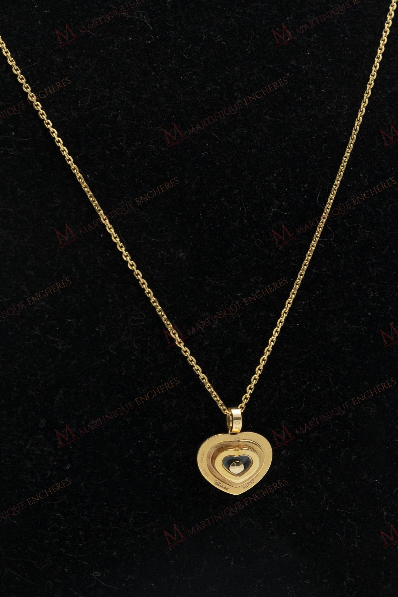 Null CHOPARD 
Heart pendant and its chain in 18K yellow gold.
Signed and numbere&hellip;