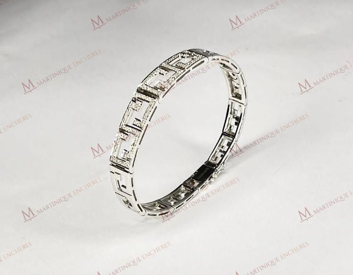 Null L. MARGAUX
铰链式手镯，白金75千分之一18K镂空，有希腊装饰，部分铺镶钻石，约0.01克拉。
总重量：22.90克。
腕围：约19厘米。