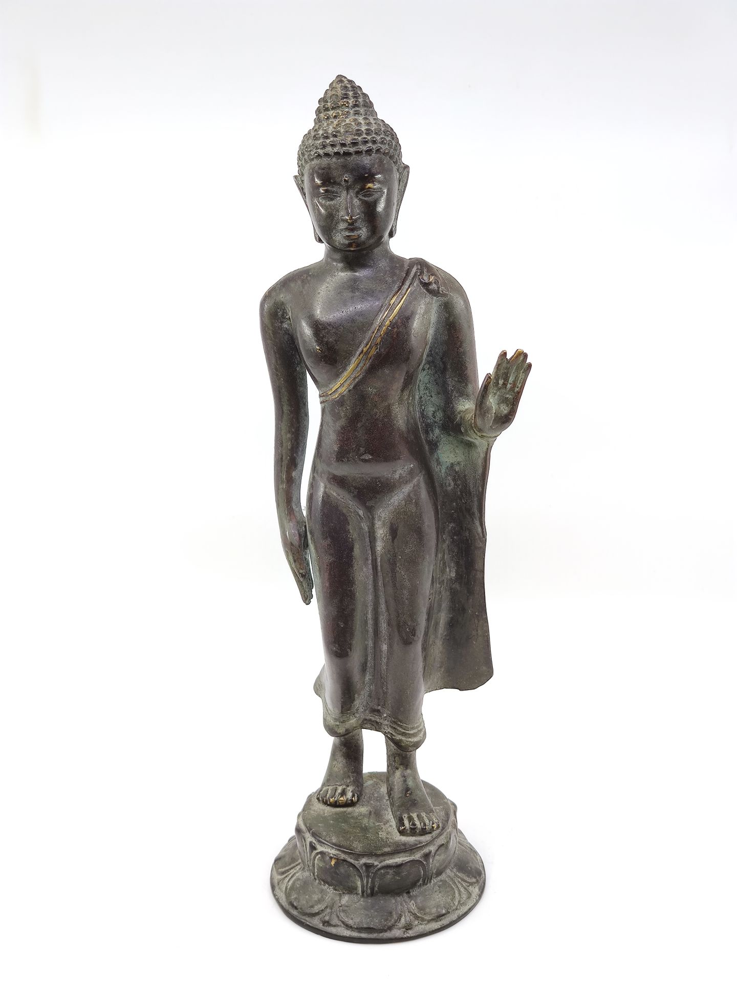 Null 
THAILANDE




Statue sur pied en bronze représentant une divinité bouddhis&hellip;