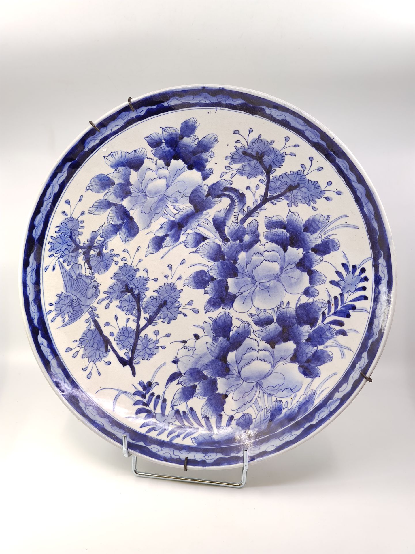 Null CHINE XIXème SIECLE

Deux plats en porcelaine blanc/bleu à décor de fleurs &hellip;