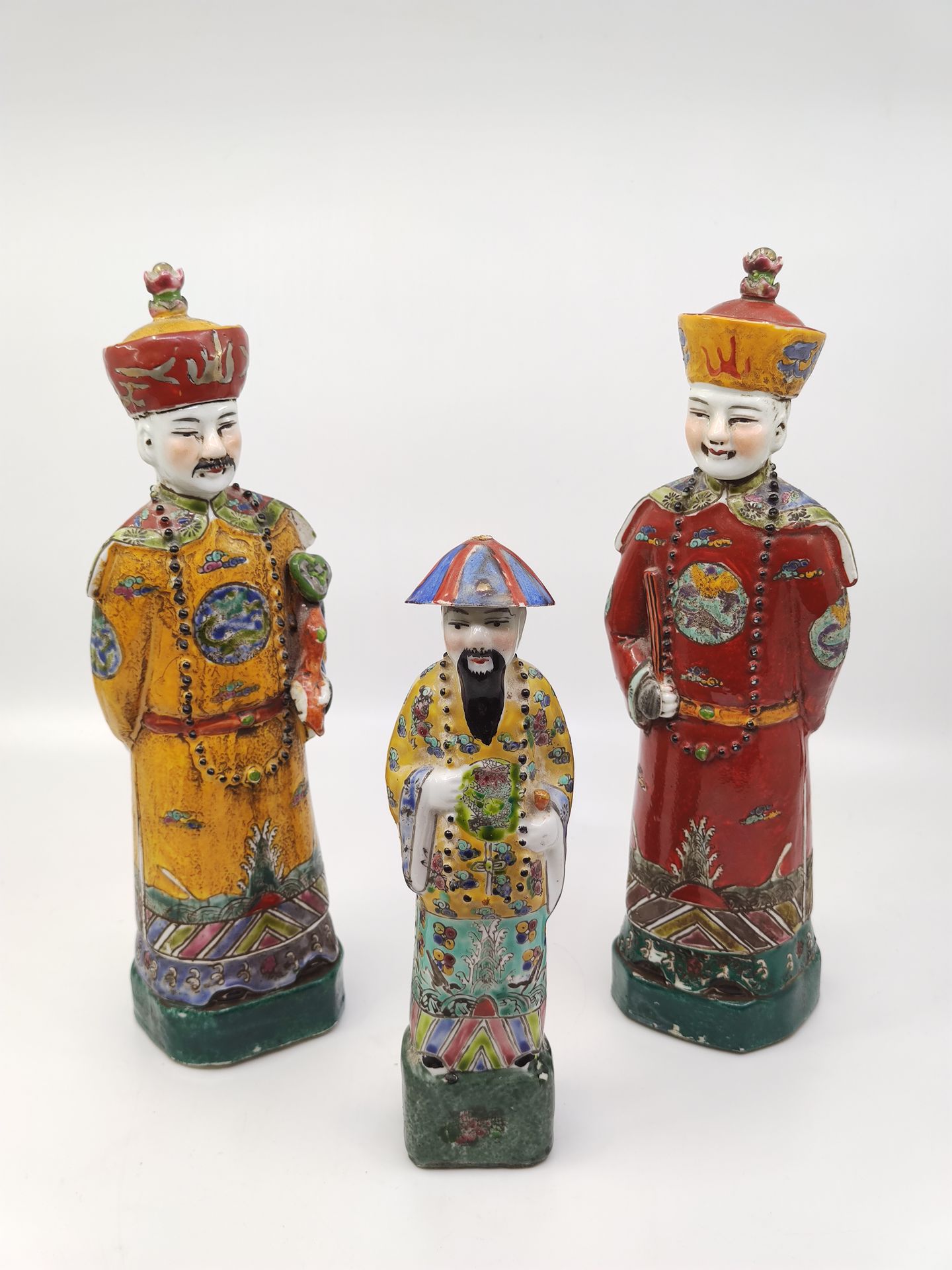Null 
CHINE




TROIS statues en porcelaine polychrome représentant deux mandari&hellip;