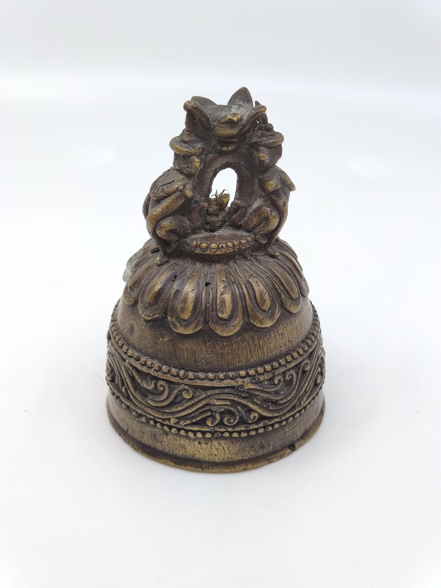 Null TRAVAIL ASIATIQUE 

CLOCHE de temple en bronze 

Diam : 12 x 7,5 cm