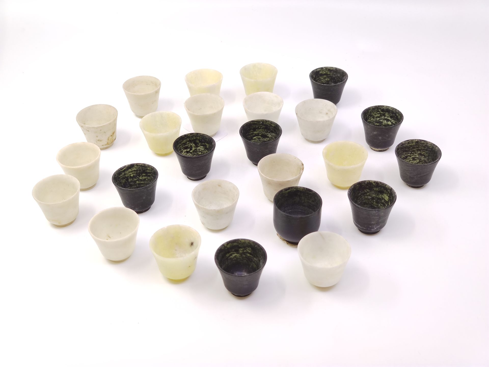 Null CHINE 

Vingt-quatre verres à saké en pierres dure et jade

Dim : 2,8 cm