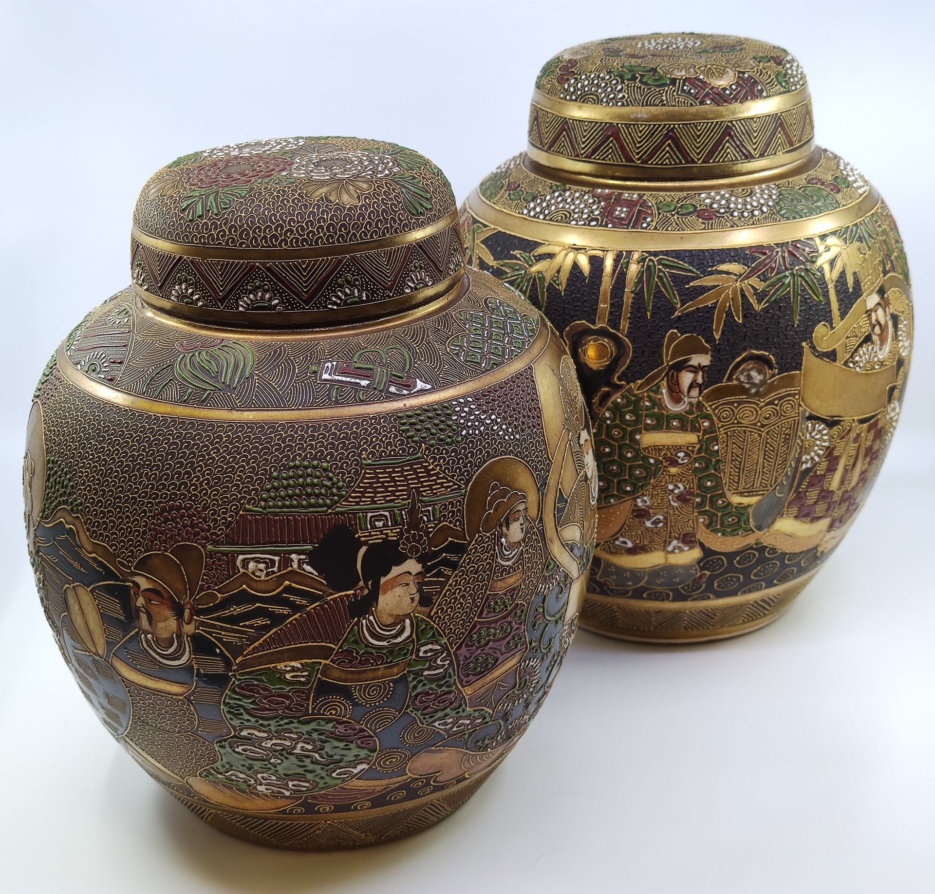 Null 
SATSUMA




Deux pots couverts ovoïde à décor de scène de palais




Trava&hellip;