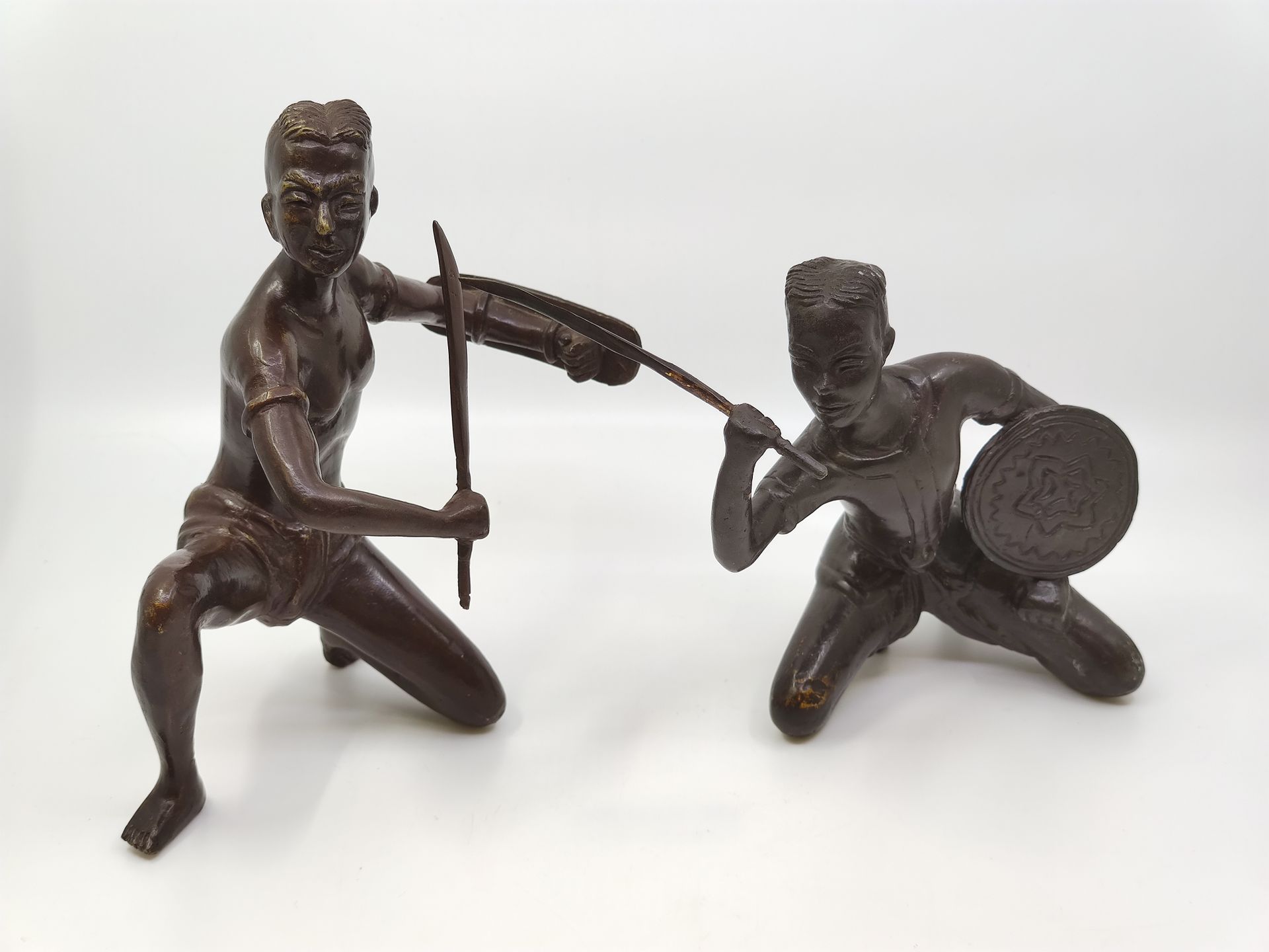 Null 
INDONESIE




Deux statues en bronze représentant des guerriers avec épées&hellip;