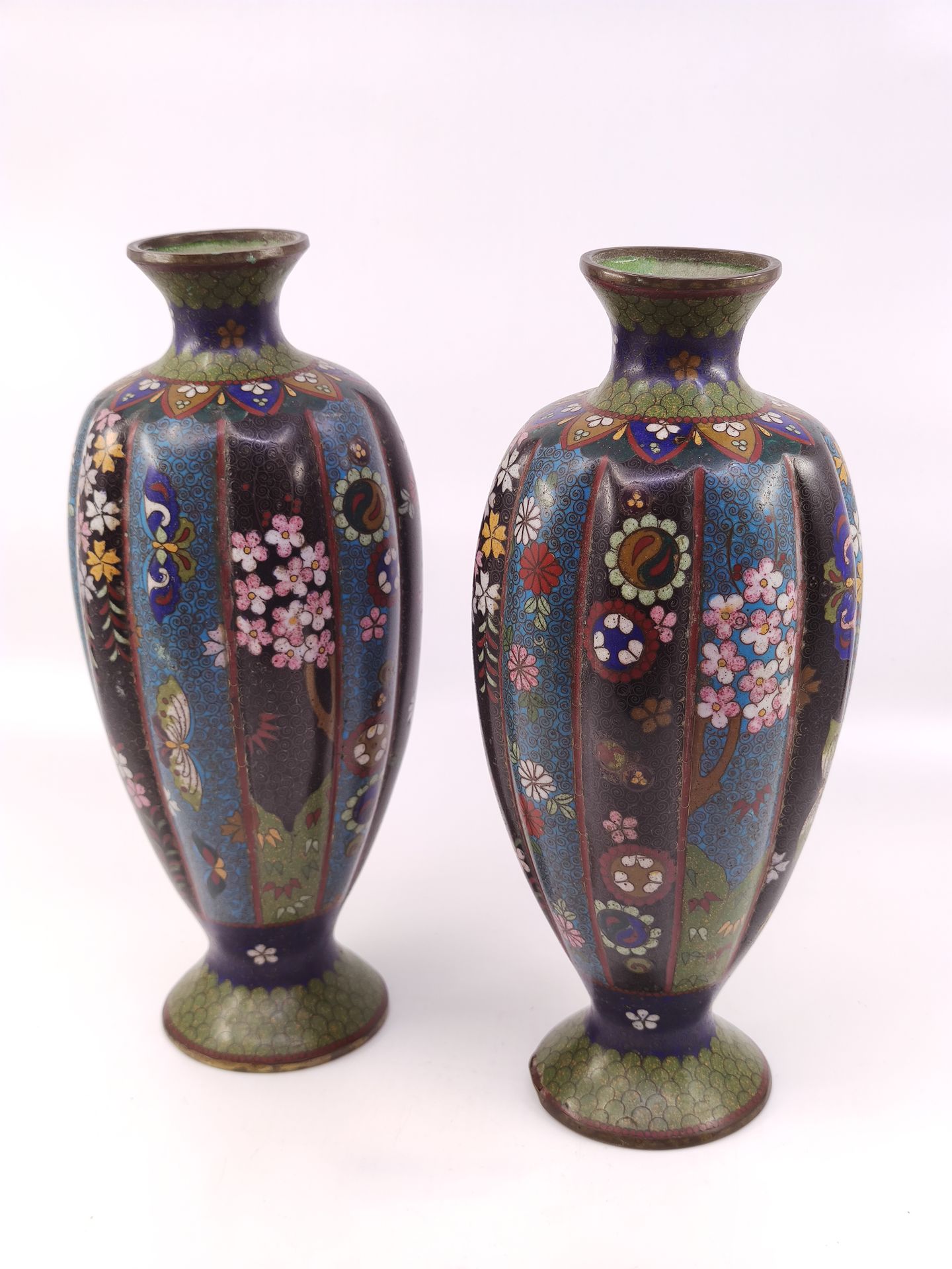Null 
JAPON époque Meiji




Paire de vases polylobés en émaux cloisonnés à déco&hellip;