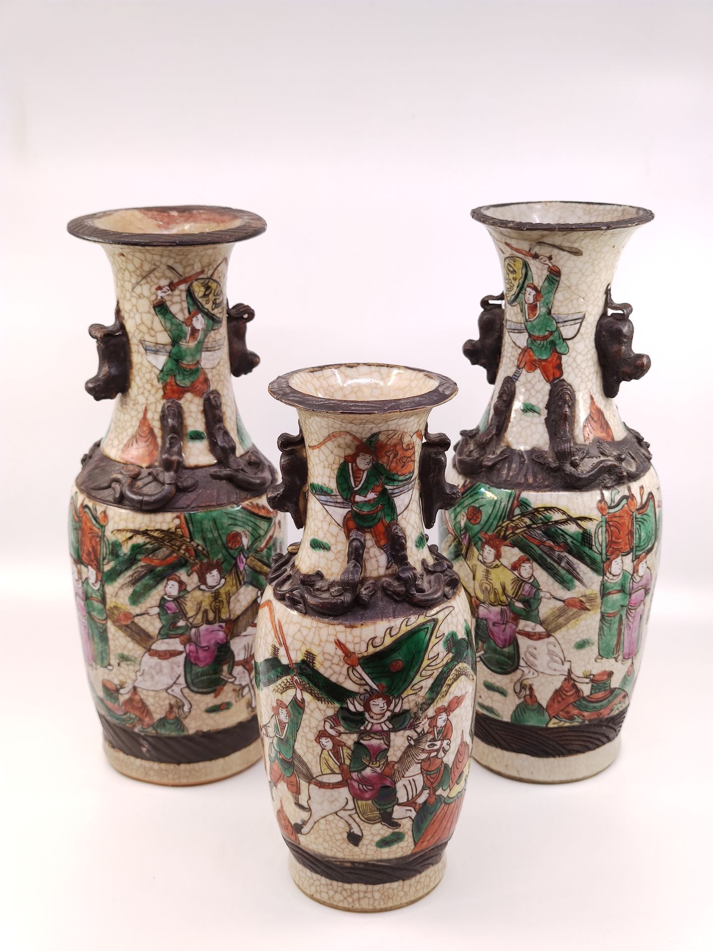 Null 
CHINE - NANKIN




Trois vases balustre en faïence émaillée polychrome à d&hellip;