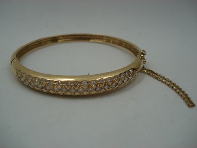 Null 1 Bracelet rigide ouvrant Or jaune et diamants 24,91 g chainettes sécurité