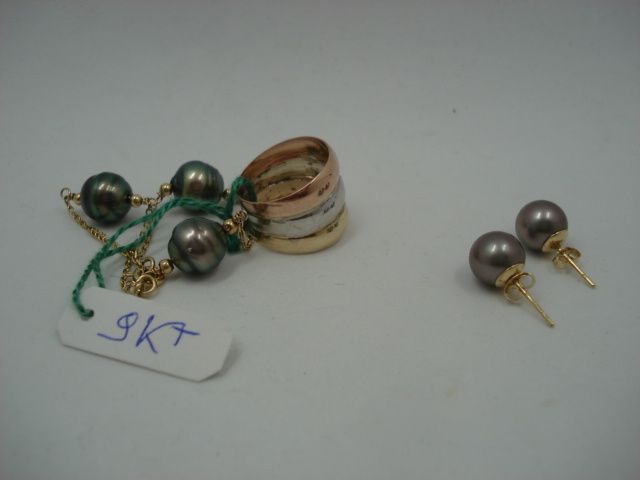 Null 1 Paire boucles Or et perles 2,41 g 1 Bracelet Or 9kt et perles 4,14 g 1 Ba&hellip;