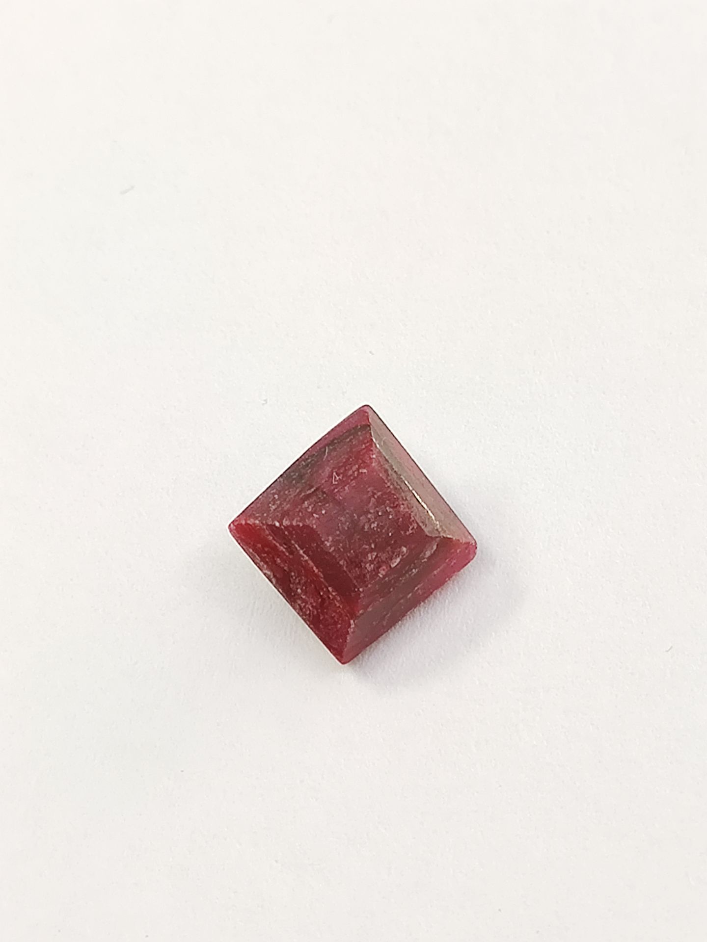Null 缅甸红宝石，祖母绿切割，缅甸，5.80克拉


尺寸 : 9,6 x 9,3