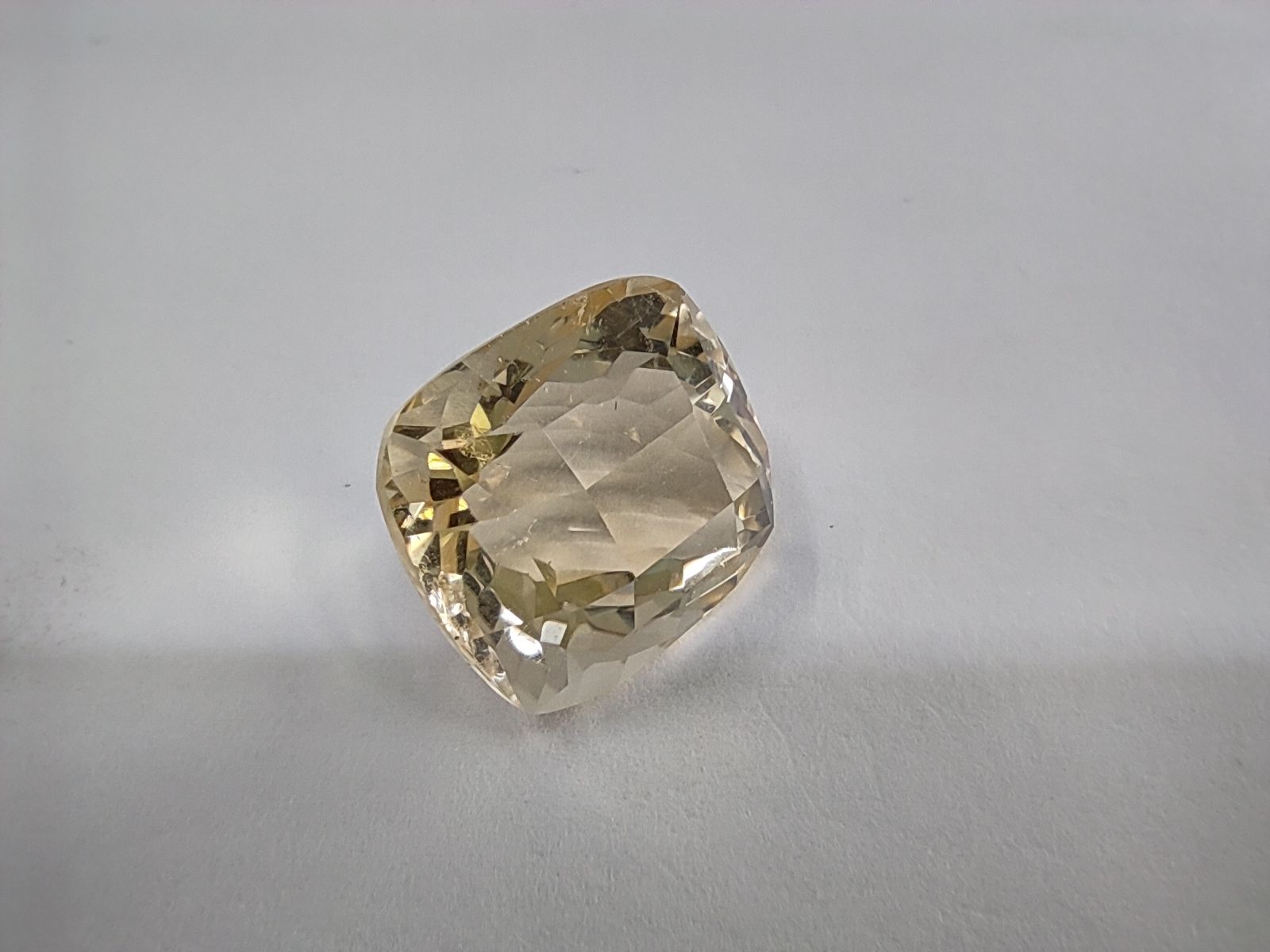Null CITRINE claire Coussin 


Poids : 23,61 cts 


Provenance : Madagascar