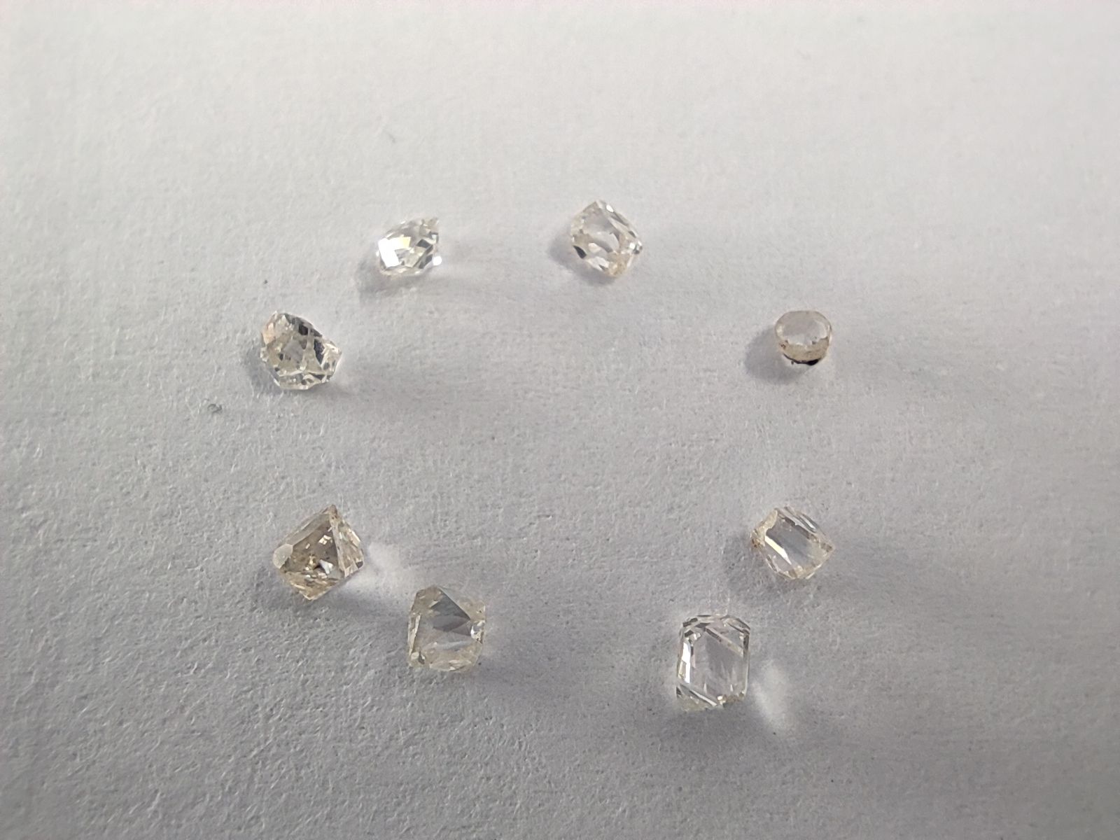 Null ACHT Kristalle aus Oktaeder-Diamanten.


Gewicht: 0,38 ct.


Herkunft Brasi&hellip;