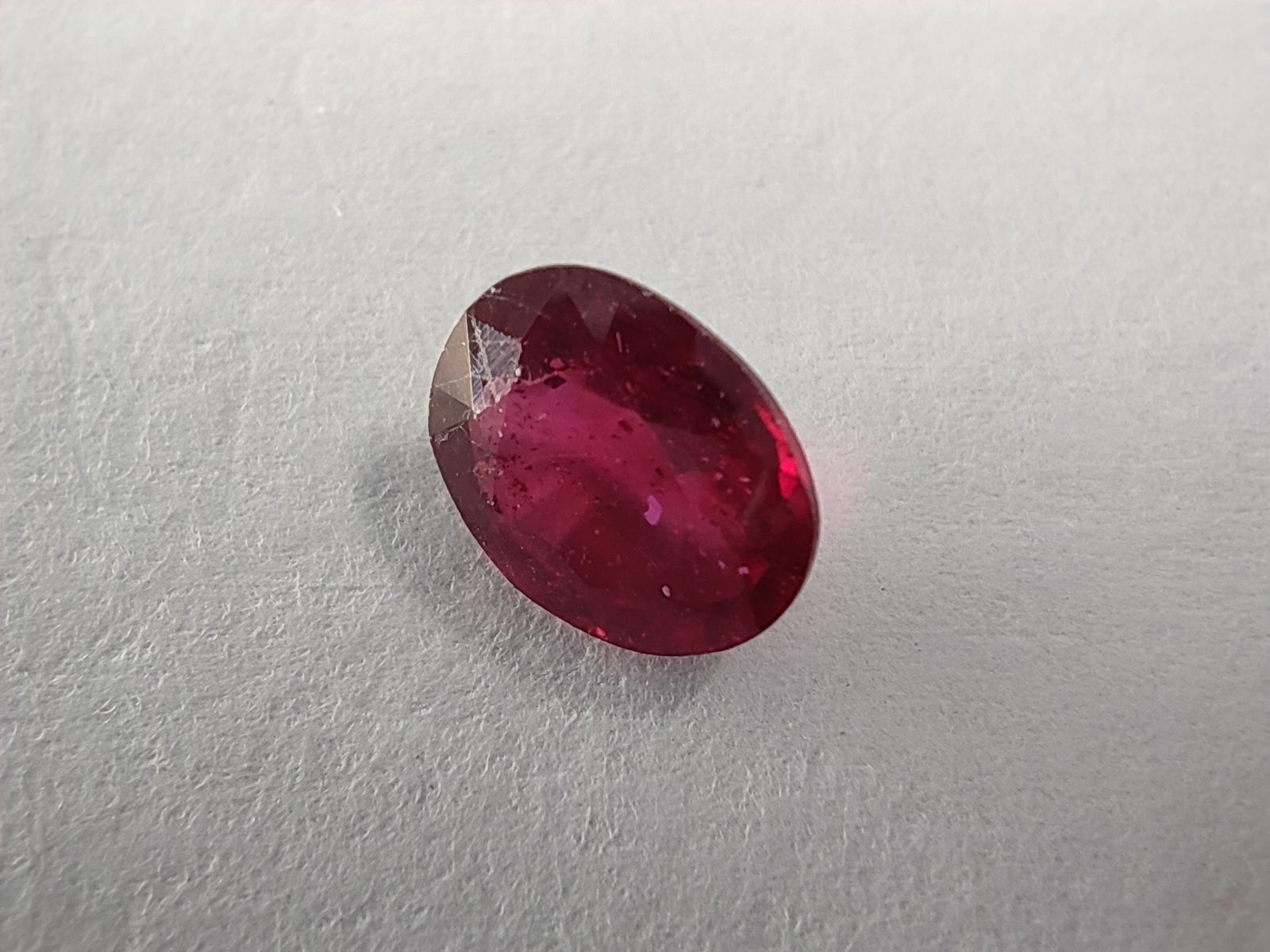 Null Oval RUBY 


Weight : 1,40 ct 


Origin : Madagascar 


Treated stone