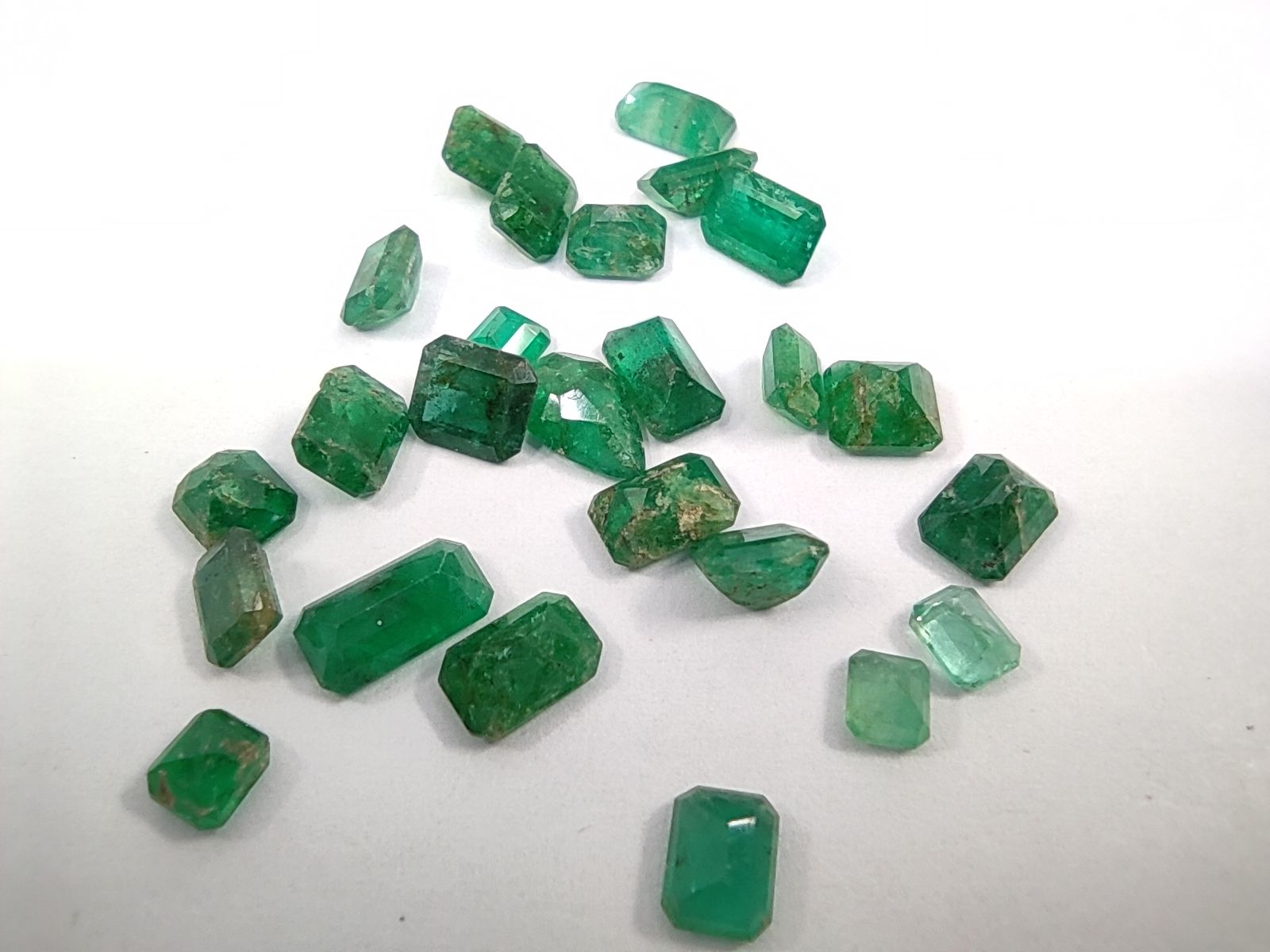Null Venticinque smeraldi rettangolari e a pera 


Peso: 9,74 ct 


Provenienza:&hellip;