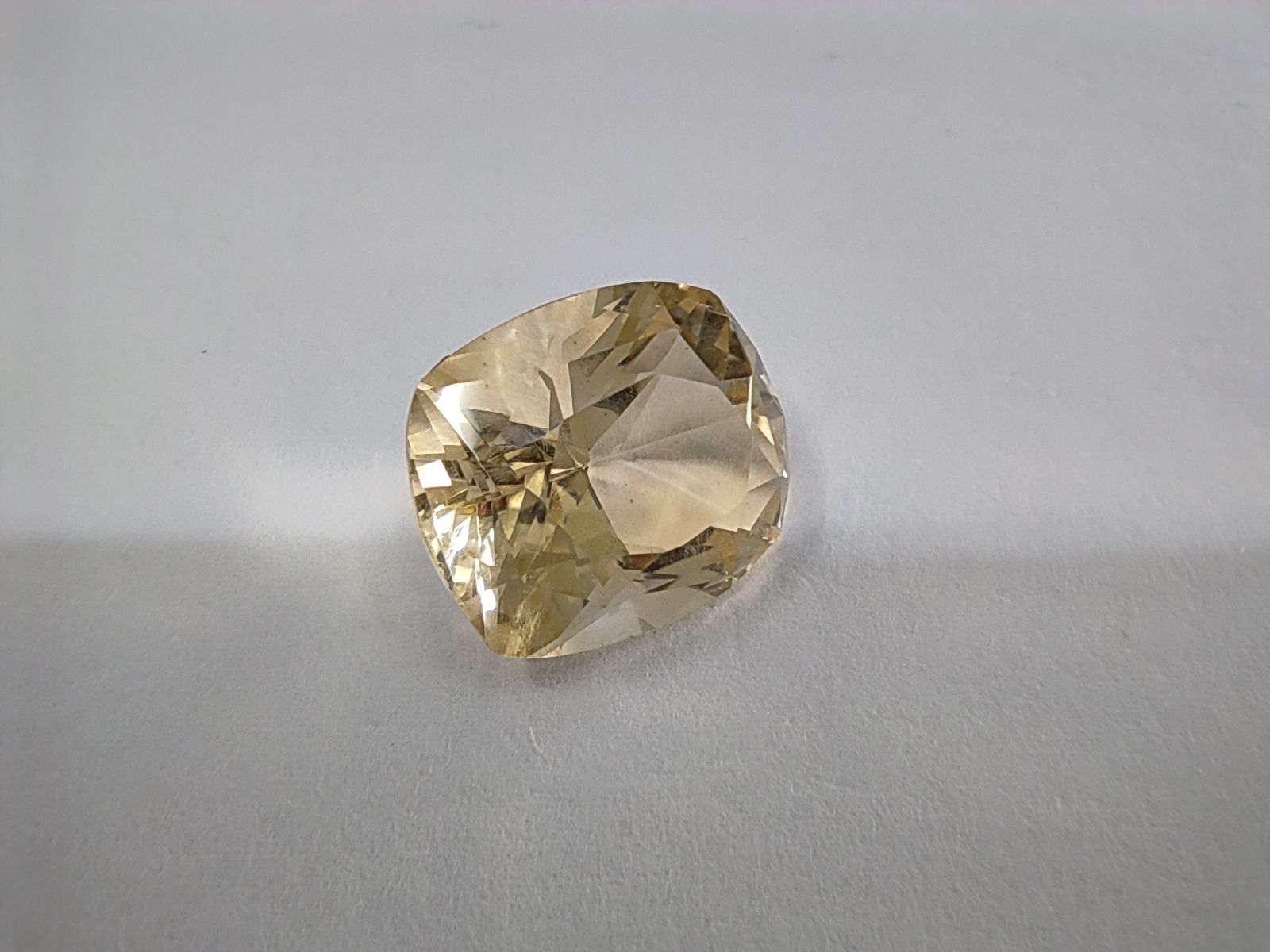 Null CITRINE claire Coussin 


Poids : 11,83 cts 


Provenance : Madagascar 


P&hellip;