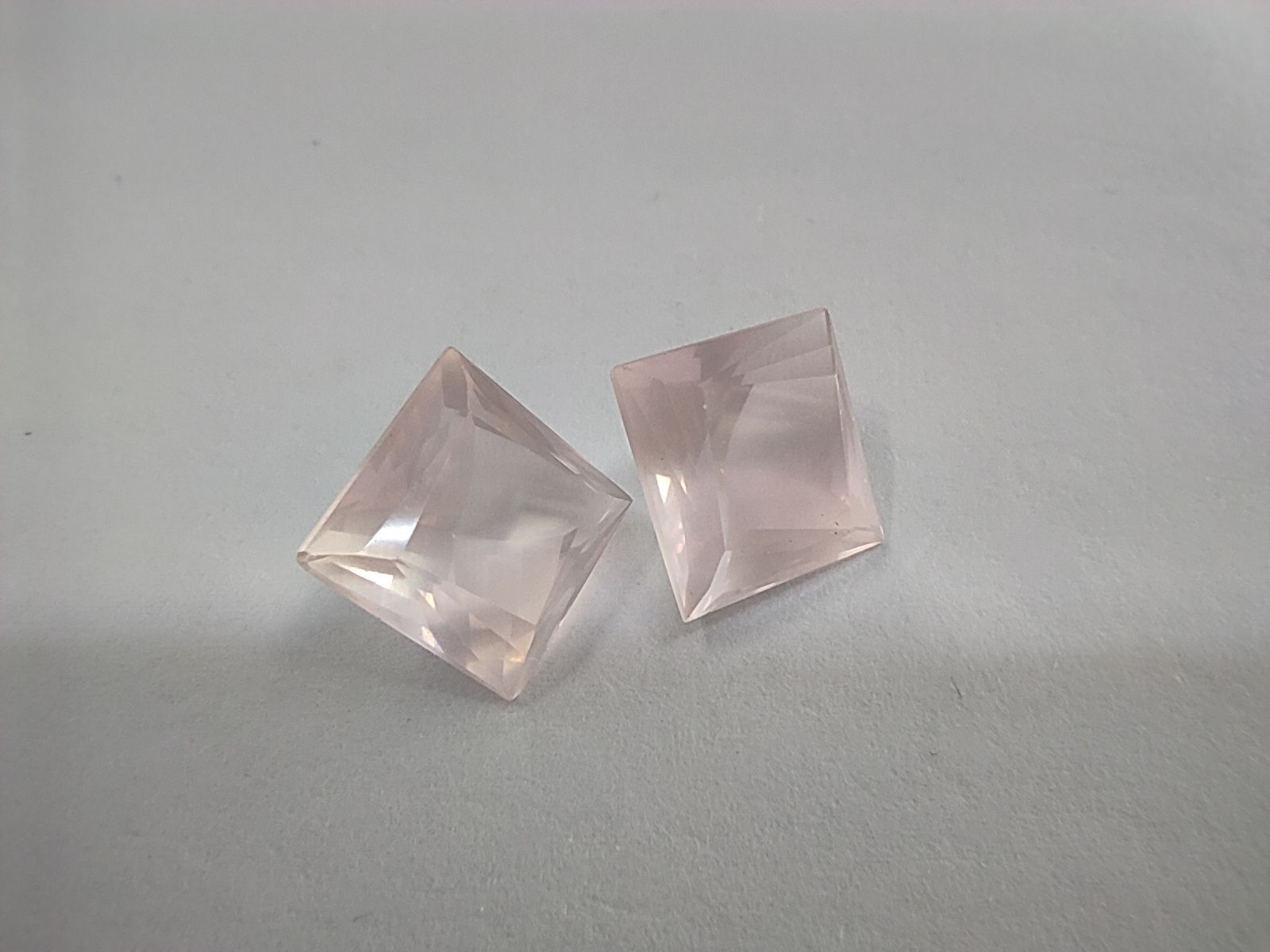 Null TWO Pink QUARTZ Square 


Weight : 11,20 cts 


Origin : Madagascar 


Nice&hellip;