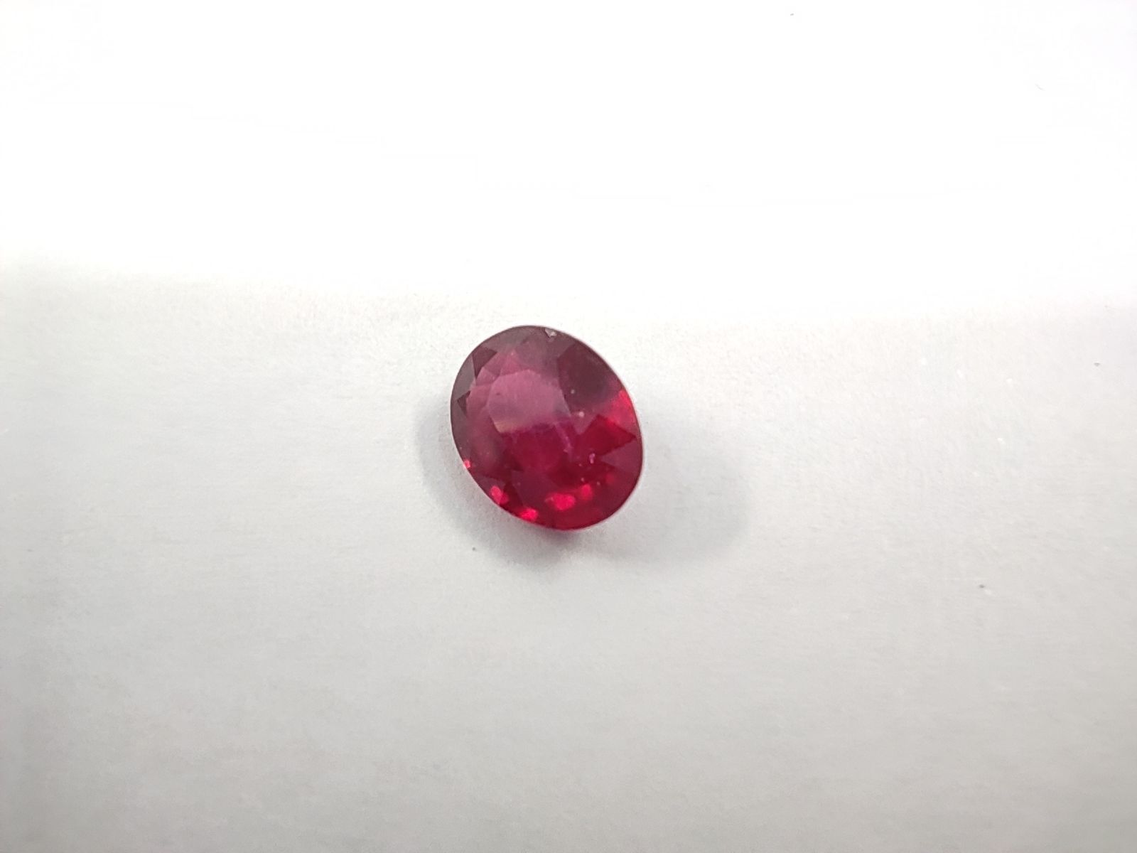 Null Oval RUBY 


Weight : 1,37 cts


Origin : Madagascar 


Treated stone