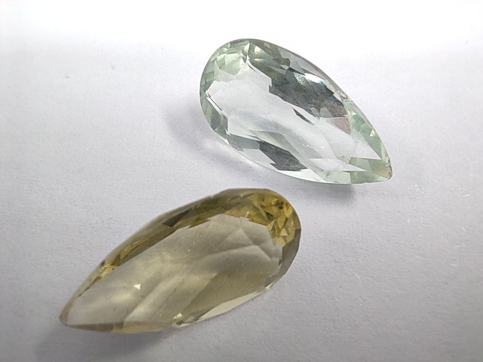Null TWO yellow and blue green pear beryls


Weight : 8,65 cts 


Origin : Madag&hellip;