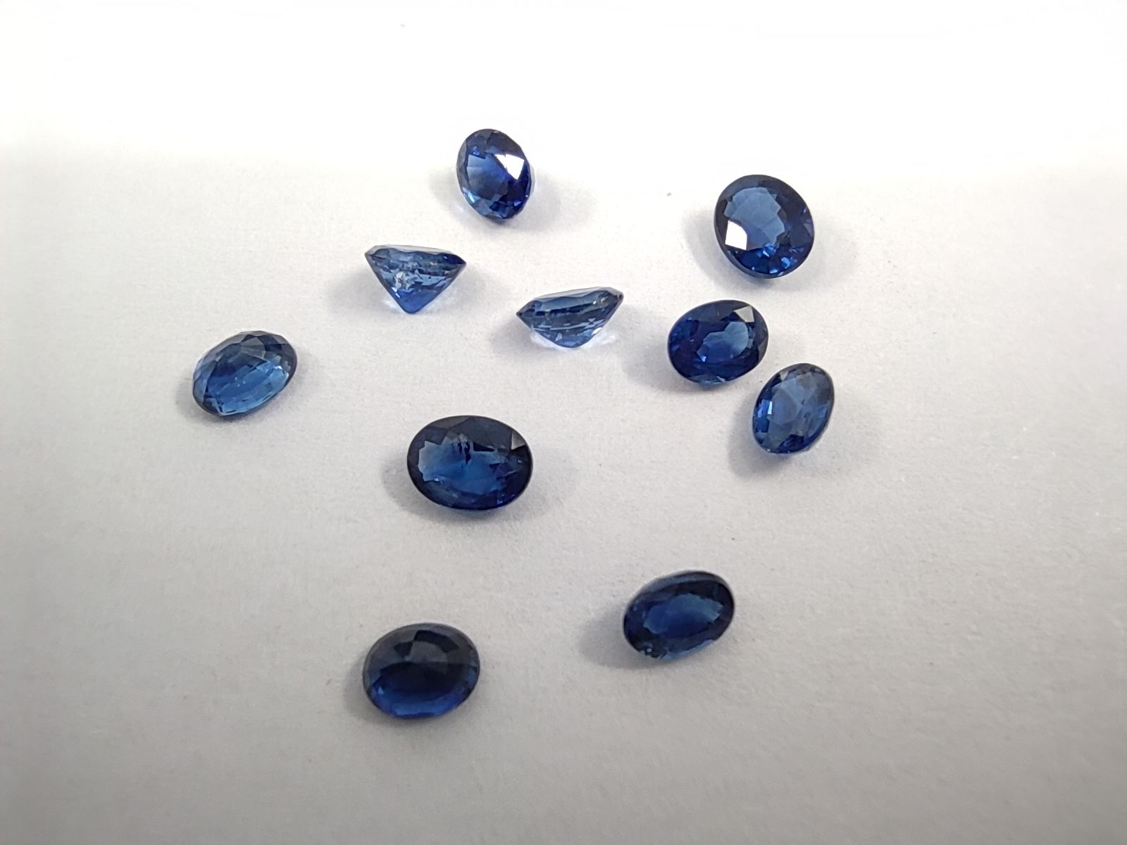 Null TEN Oval blue sapphires 


Weight : 2,54 ct 


Provenance : Thailand