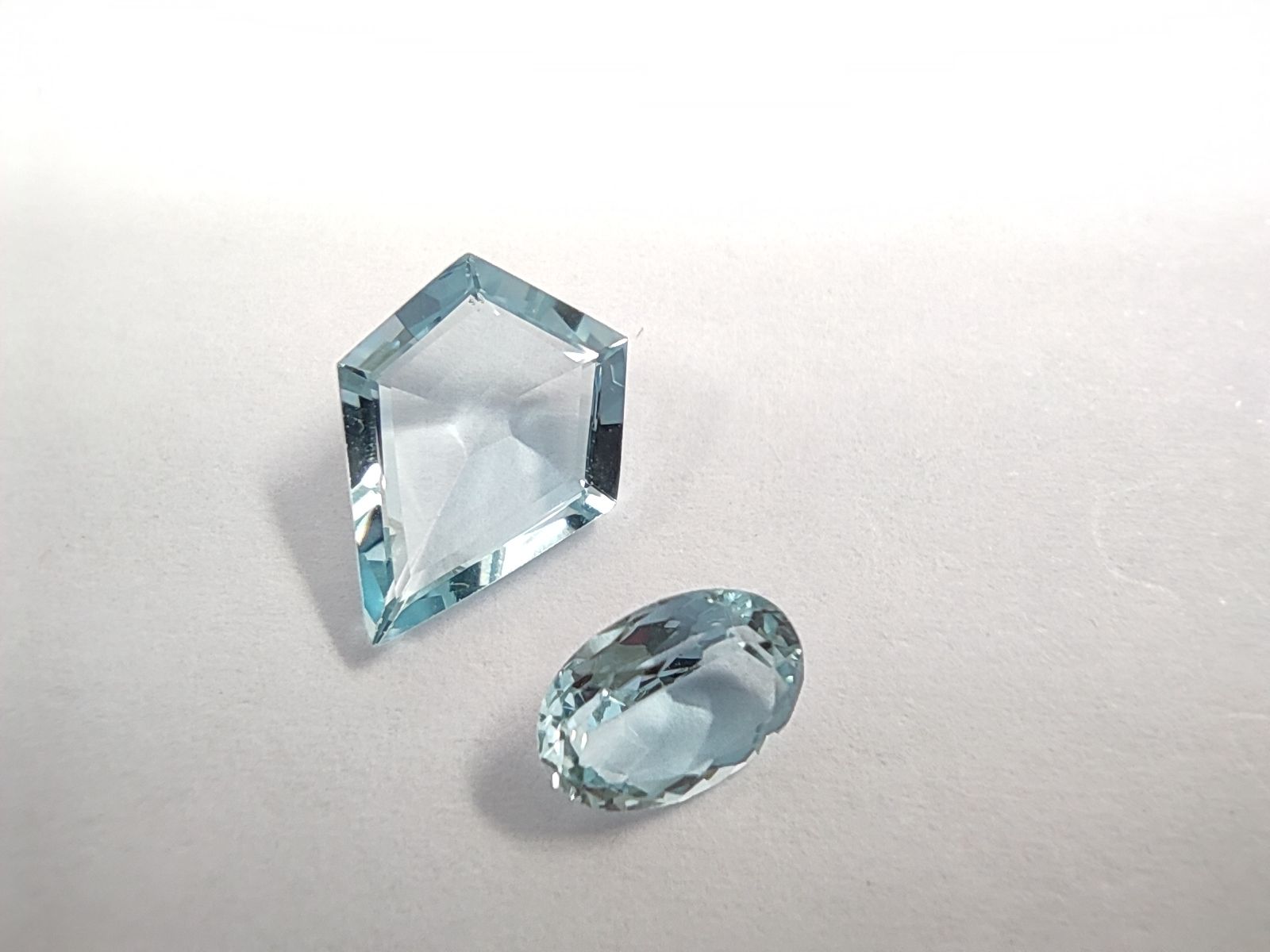 Null TWO Aquamarine Oval and fancy cut 


Weight : 2,46 cts 


Provenance : Mada&hellip;