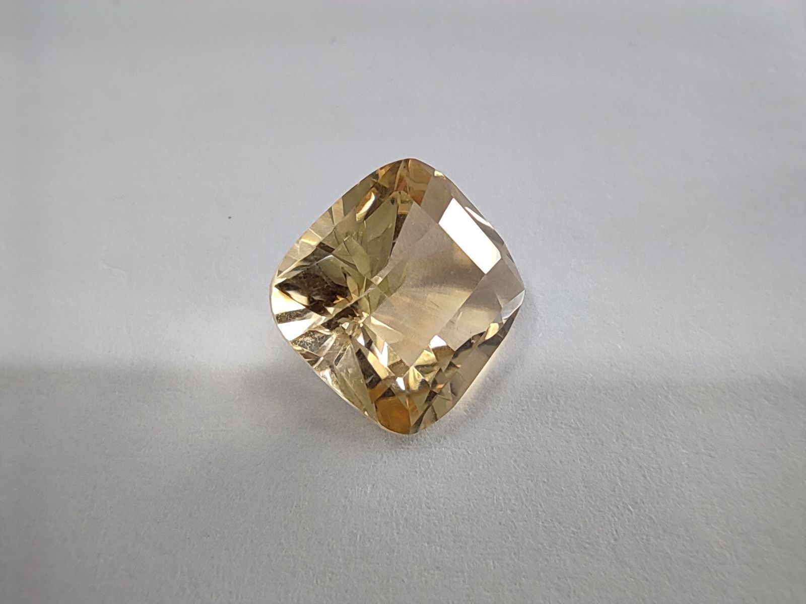 Null CITRINE claire Coussin 


Poids : 9,17 cts 


Provenance : Madagascar 


Ta&hellip;