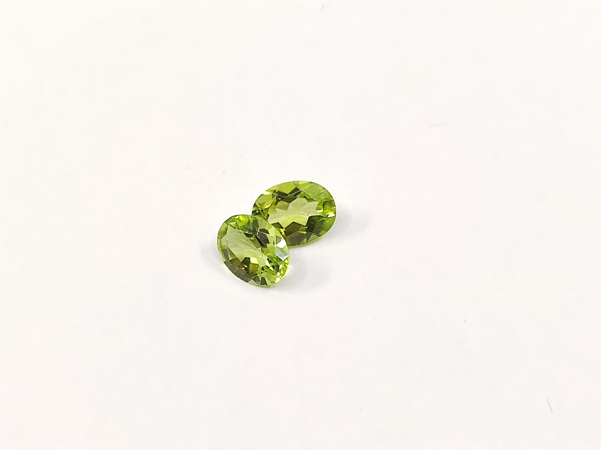 Null DEUX PERIDOTS VVS ovales, Pakistan	, 2.35 carats


Dim : 8 X 6