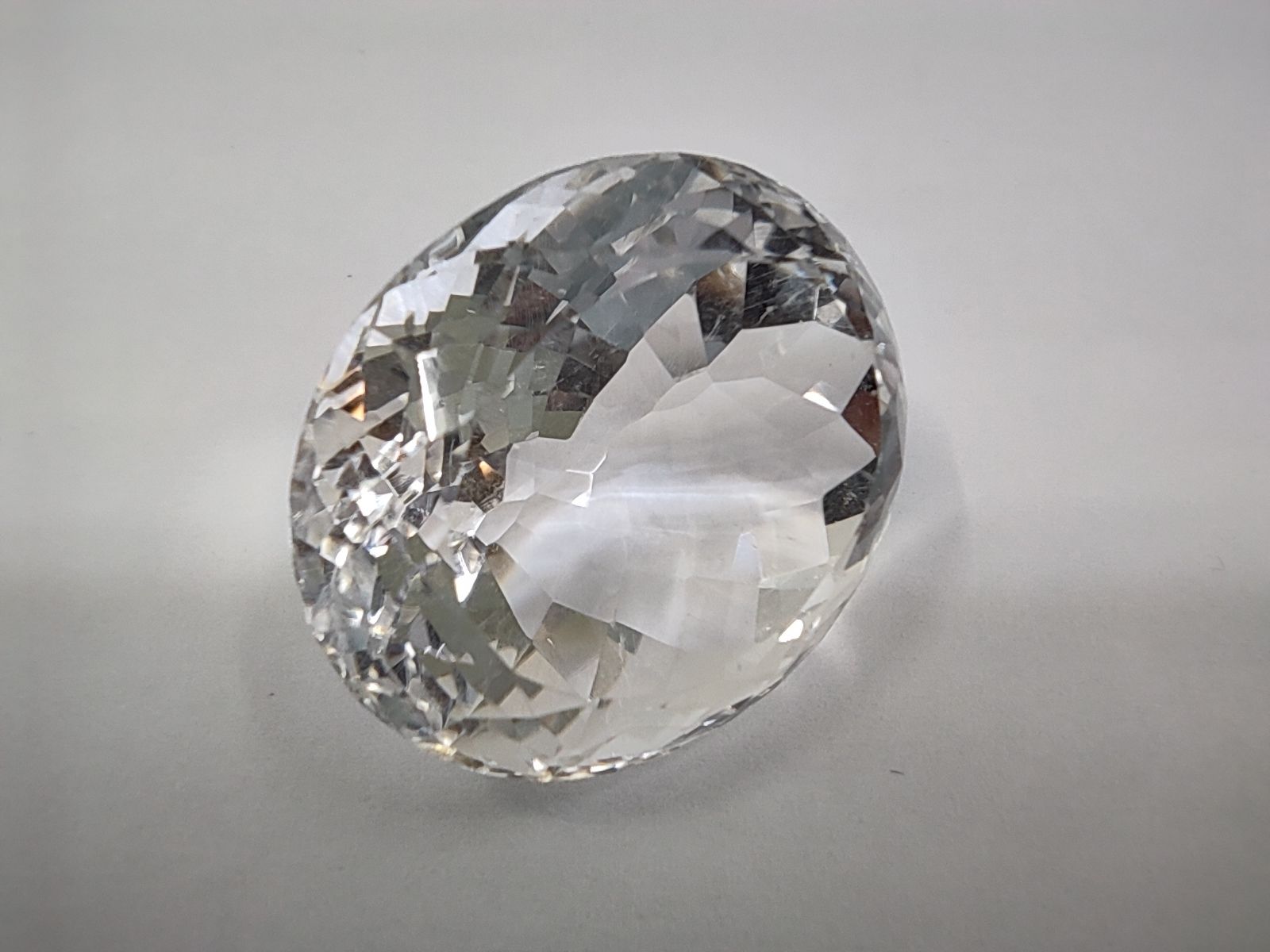 Null Cristallo di rocca ovale incolore 


Peso: 61,30 carati 


Origine: Madagas&hellip;