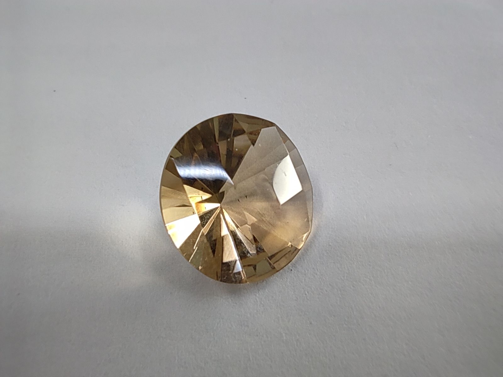 Null QUARTZ geräuchert Rund. 


Gewicht: 9,96 ct. 


Herkunft: Madagaskar 


Mod&hellip;