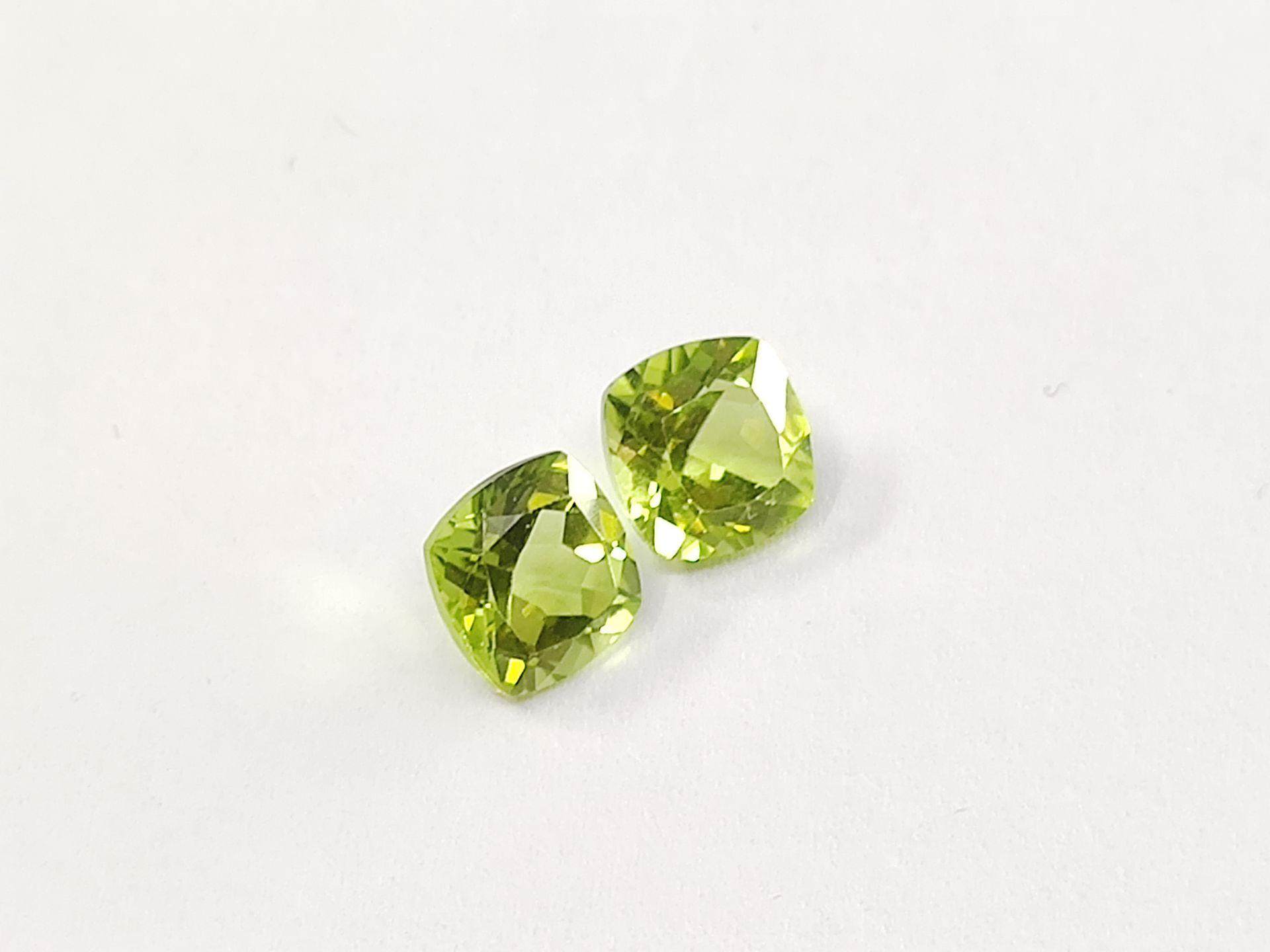Null DEUX PERIDOTS IF coussins, Pakistan	, 	3.67 carats


Dim : 7,2 x 7,2 x 5