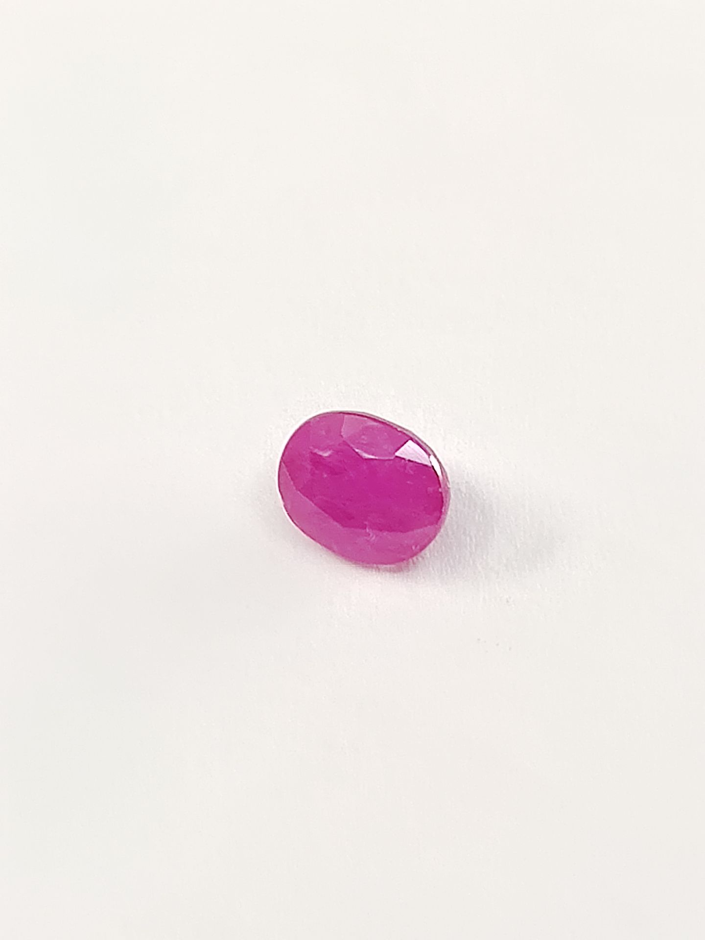 Null 椭圆形红色带粉红色的红宝石，马达加斯加，1.95克拉


尺寸：7 x 6