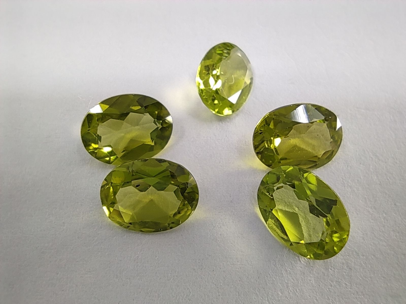 Null FIVE OVAL PERIDOTS ( 9x7 ) 


Weight : 8,60 cts. 


Provenance : Burma