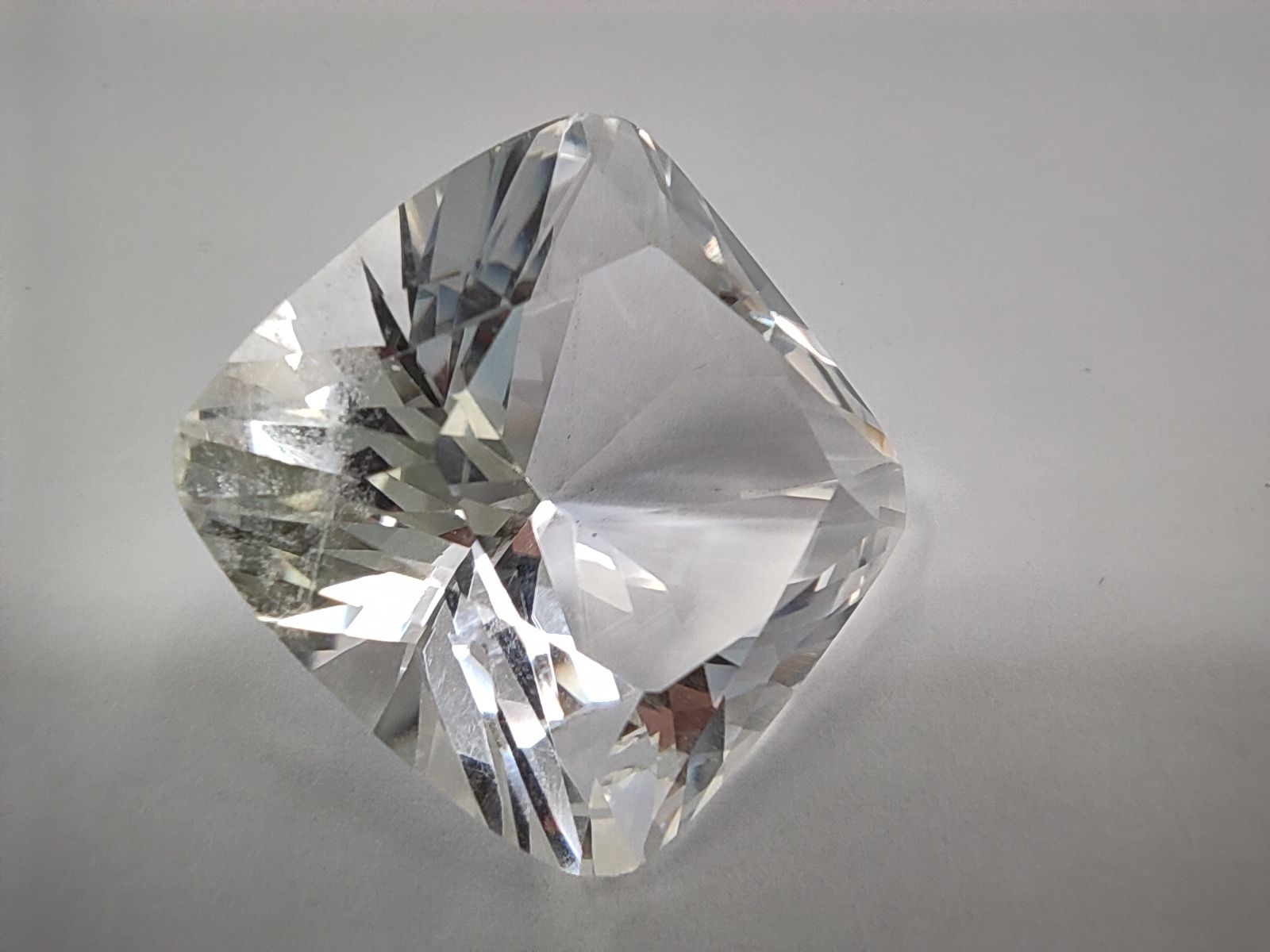 Null Cojín cuadrado de cristal de roca incoloro 


Peso : 68,06 cts


Origen Mad&hellip;
