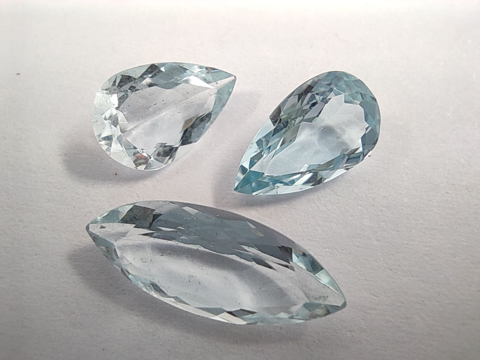 Null 三颗海蓝宝石 - 榄尖形和梨形


重量 : 4,25 cts


原产地：马达加斯加