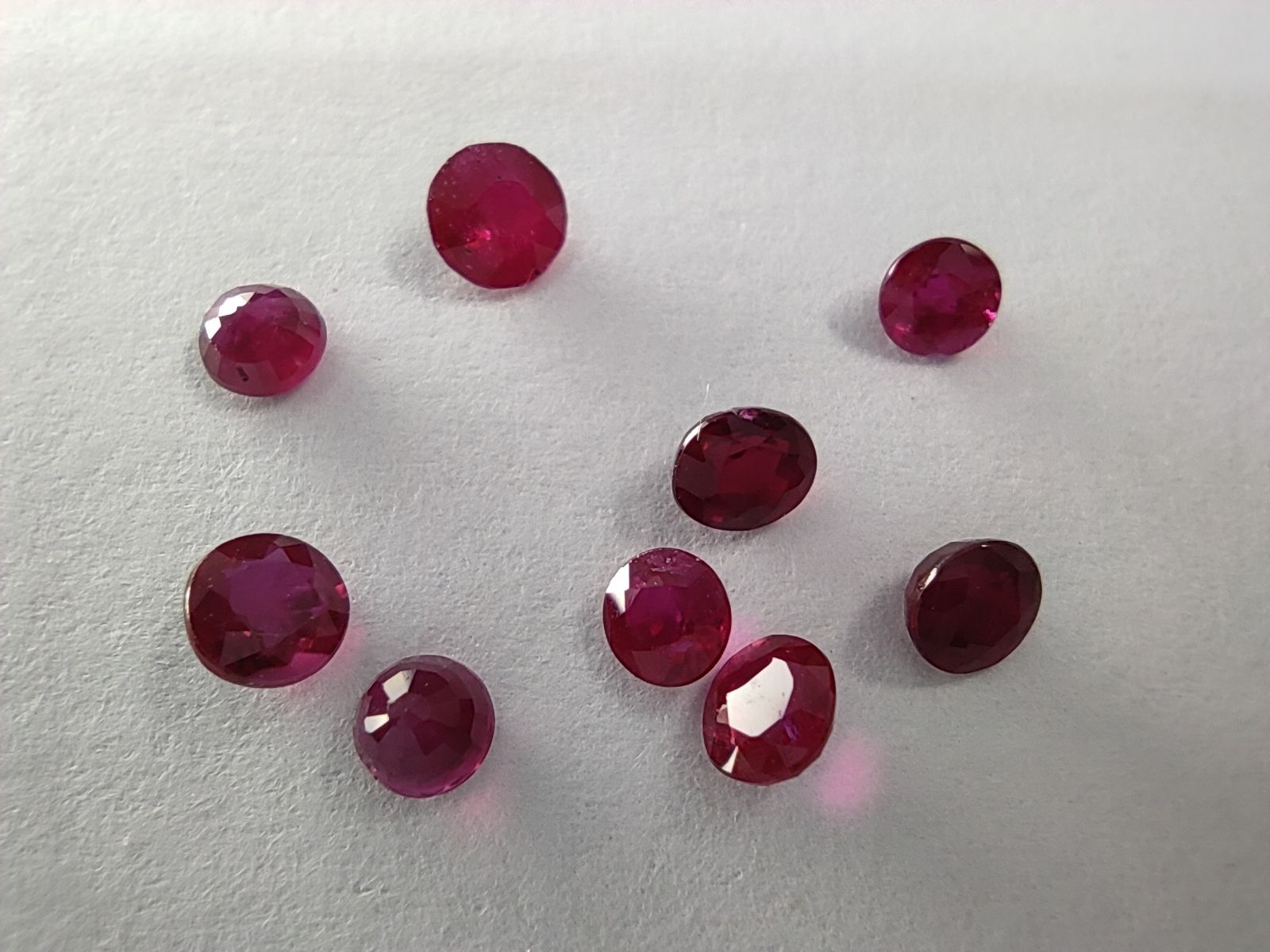 Null NEW Round and oval rubies 


Weight : 1,99 cts 


Origin : Burma 


Beautif&hellip;
