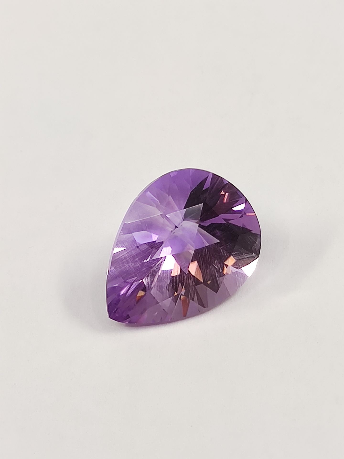 Null AMETHYSTE violette VVS	 poire, 11.12 carats	


Dim: 18,4 X 14