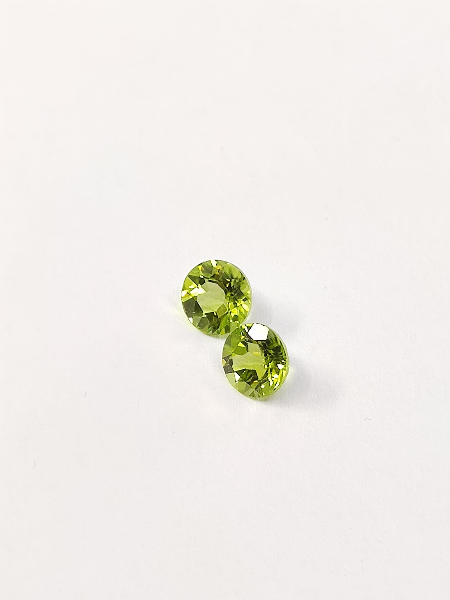 Null DEUX PERIDOTS VVS ronds, 	Pakistan	, 2.88 carats


Dim : 7