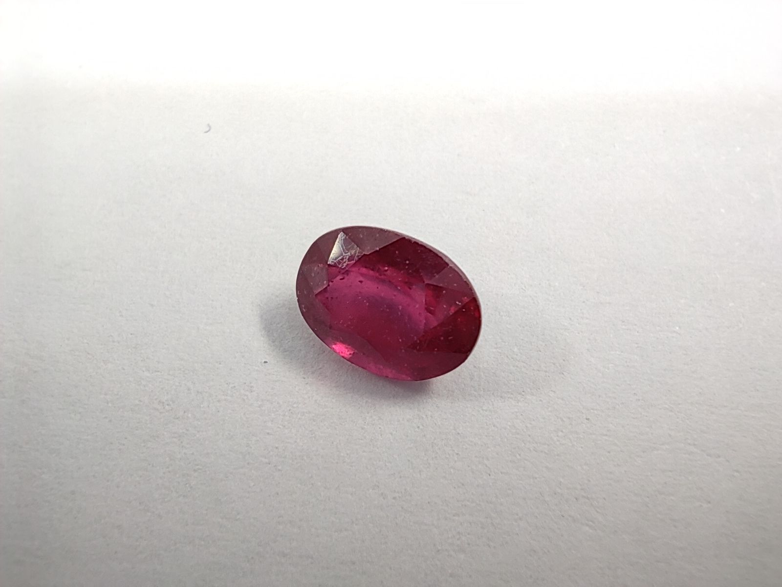 Null Ovaler RUBIS 


Gewicht:1,29 ct. 


Herkunft: Madagaskar 


Behandelter Ste&hellip;