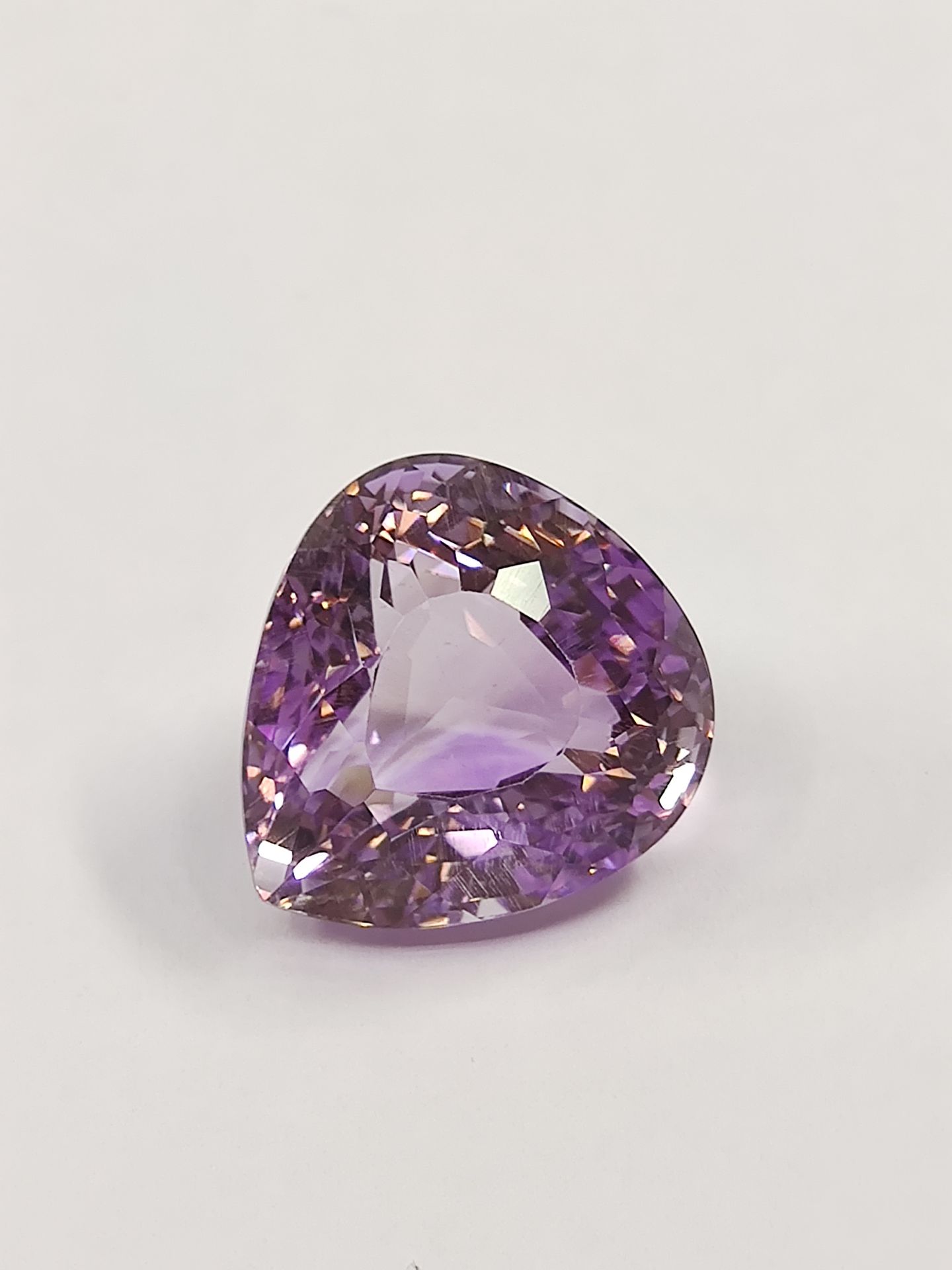 Null AMETHYSTE violette VVS	 ovale, Uruguay	, 28,10 carats


Dim : 20 x 18,5