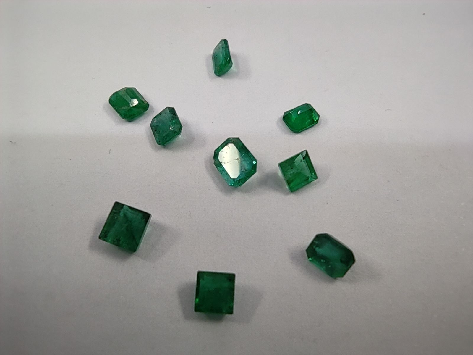 Null NUOVI Smeraldi quadrati e rettangolari


Peso: 2,21 carati 


Origine: Bras&hellip;