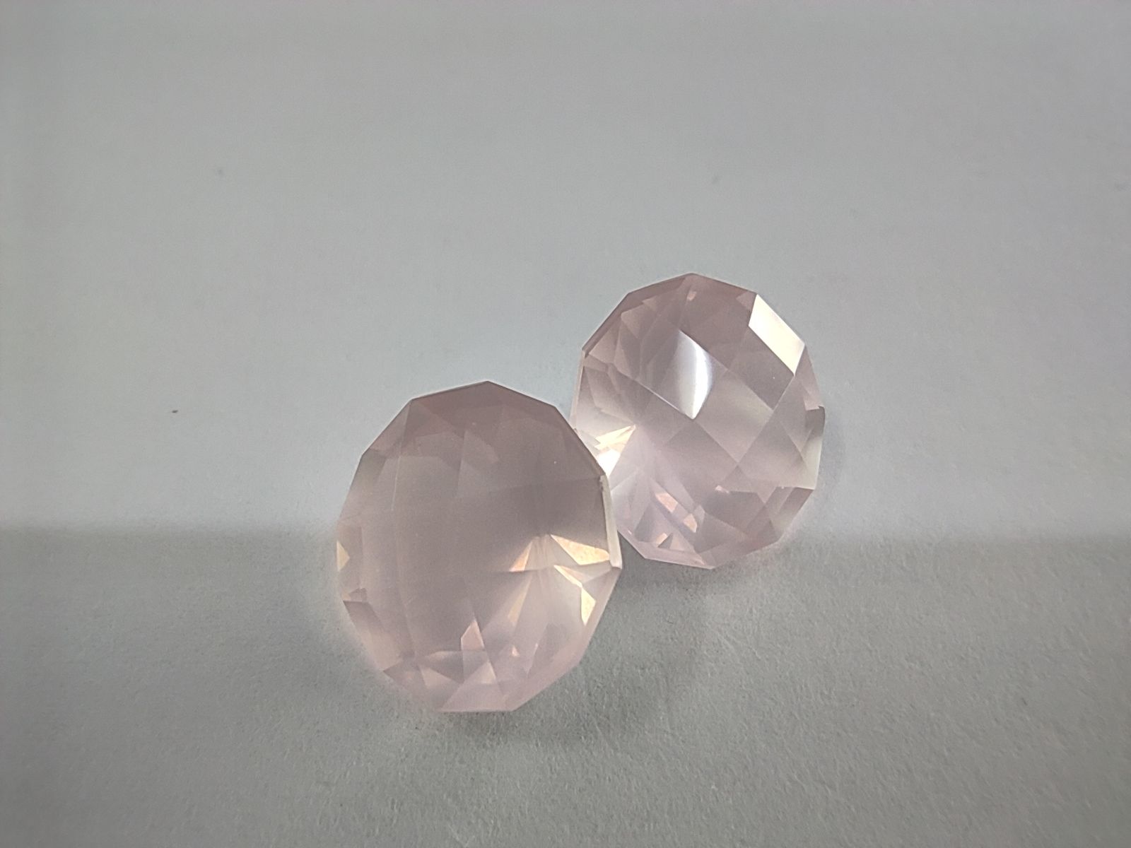 Null 两颗粉色方块石圆形


重量 : 16,15 cts


原产地：马达加斯加


不错的搭配