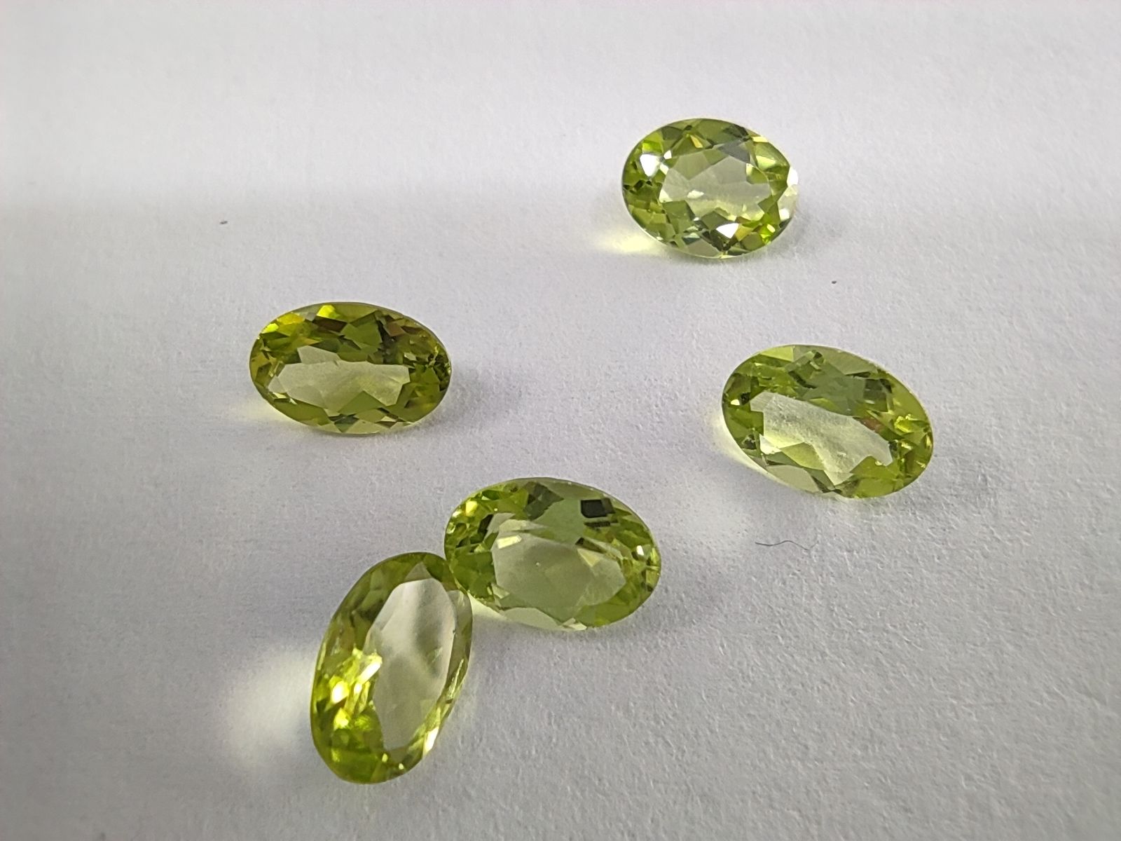 Null CINQUE PERIDOTTI OVALI ( 7x5 ) 


Peso: 3,91 carati. 


Origine: Birmania