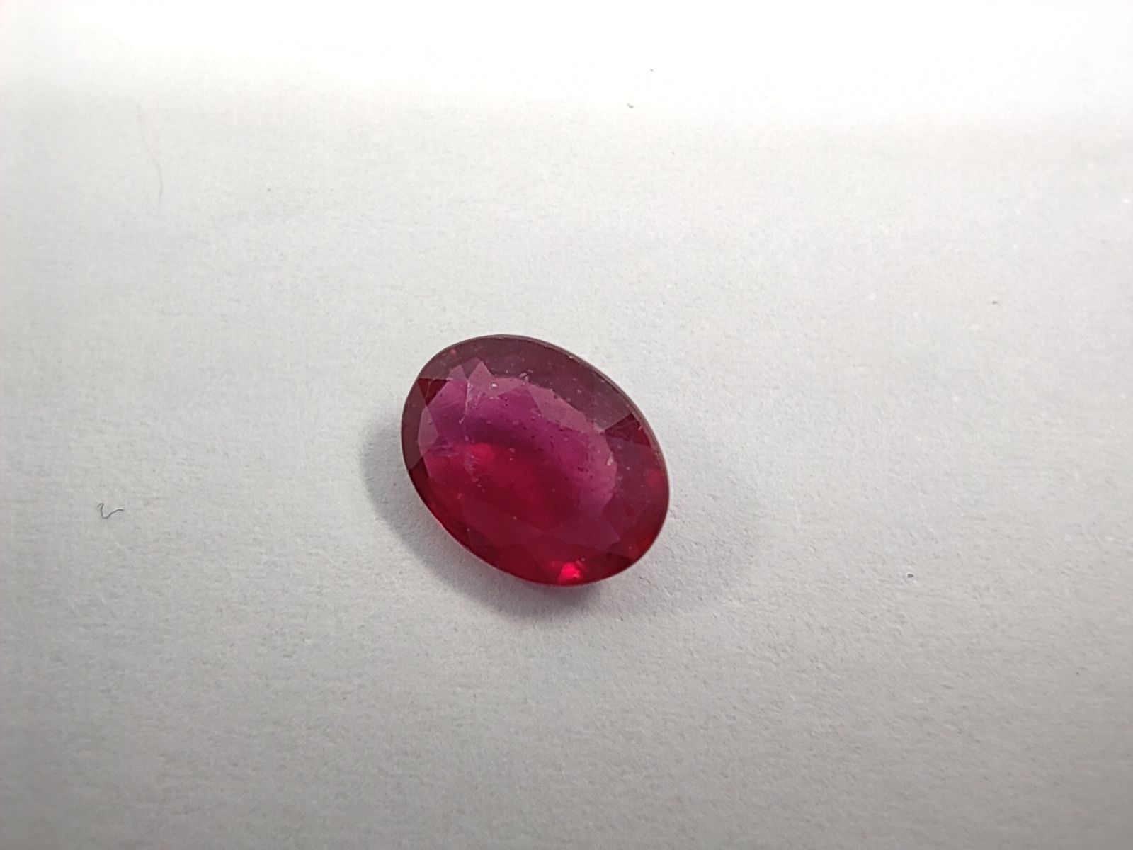 Null Oval RUBY 


Weight : 1,29 cts 


Origin : Madagascar 


Treated stone