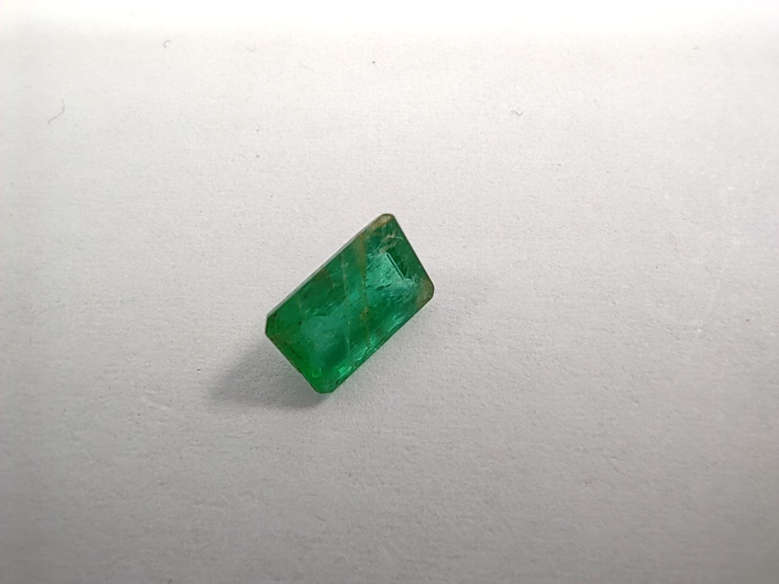 Null Rectangle Emerald 


Weight : 0,74 ct 


Origin : Brazil