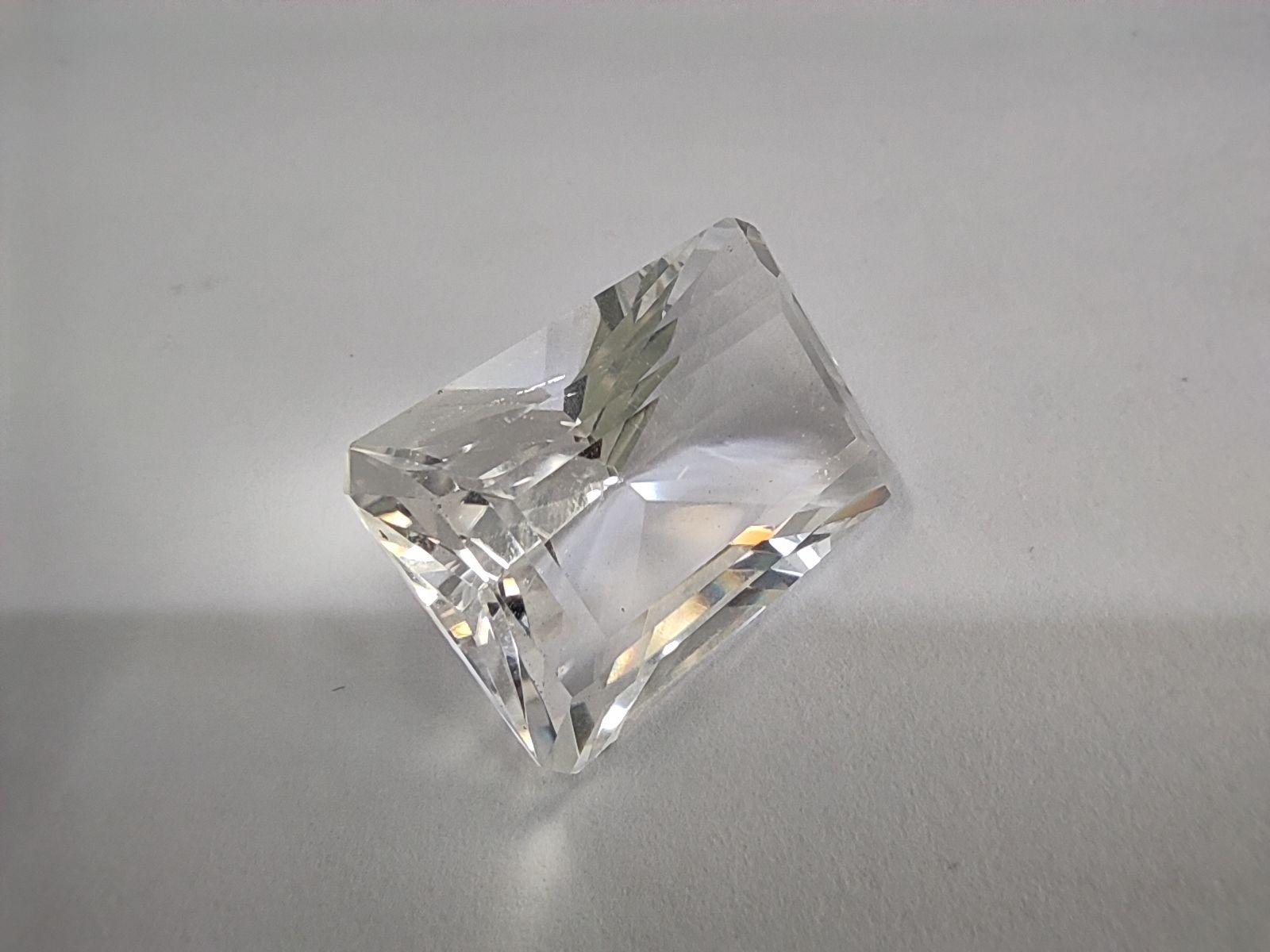 Null 无色的长方形岩石水晶，带切割面


重量 : 40,45 cts


原产地：马达加斯加


纯粹的