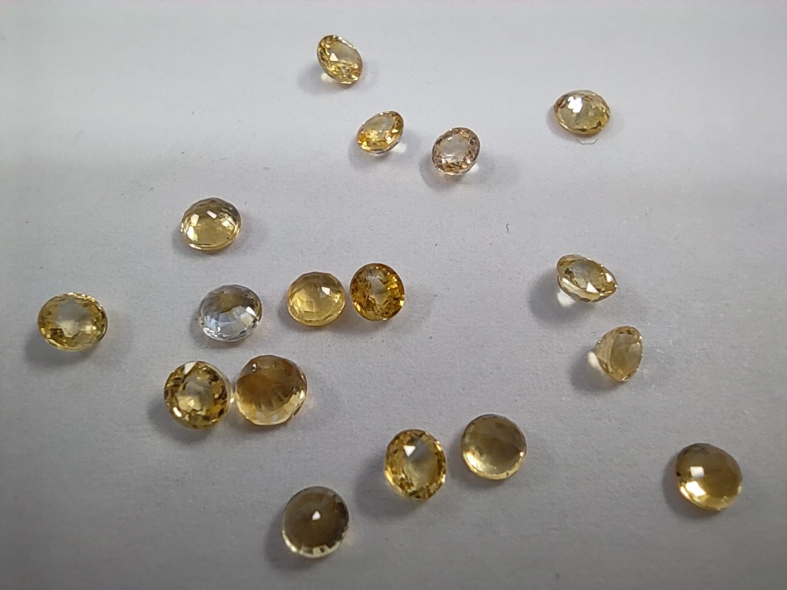 Null ELEVEN ROUND yellow sapphires 


Weight : 2.79 cts 


From Sri Lanka