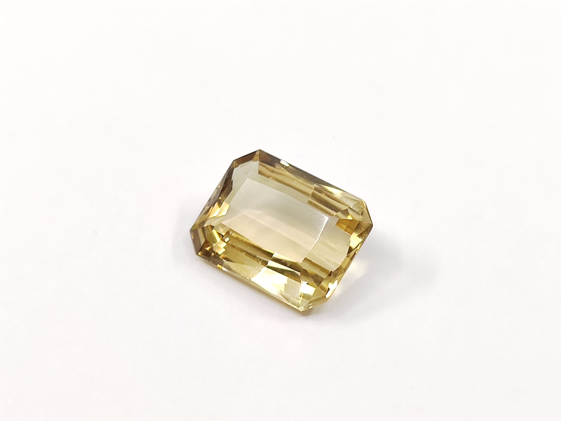 Null CITRINE, 	Brésil	, taille émeraude, 18.10 carats


Dim : 	20,2 x 15,1