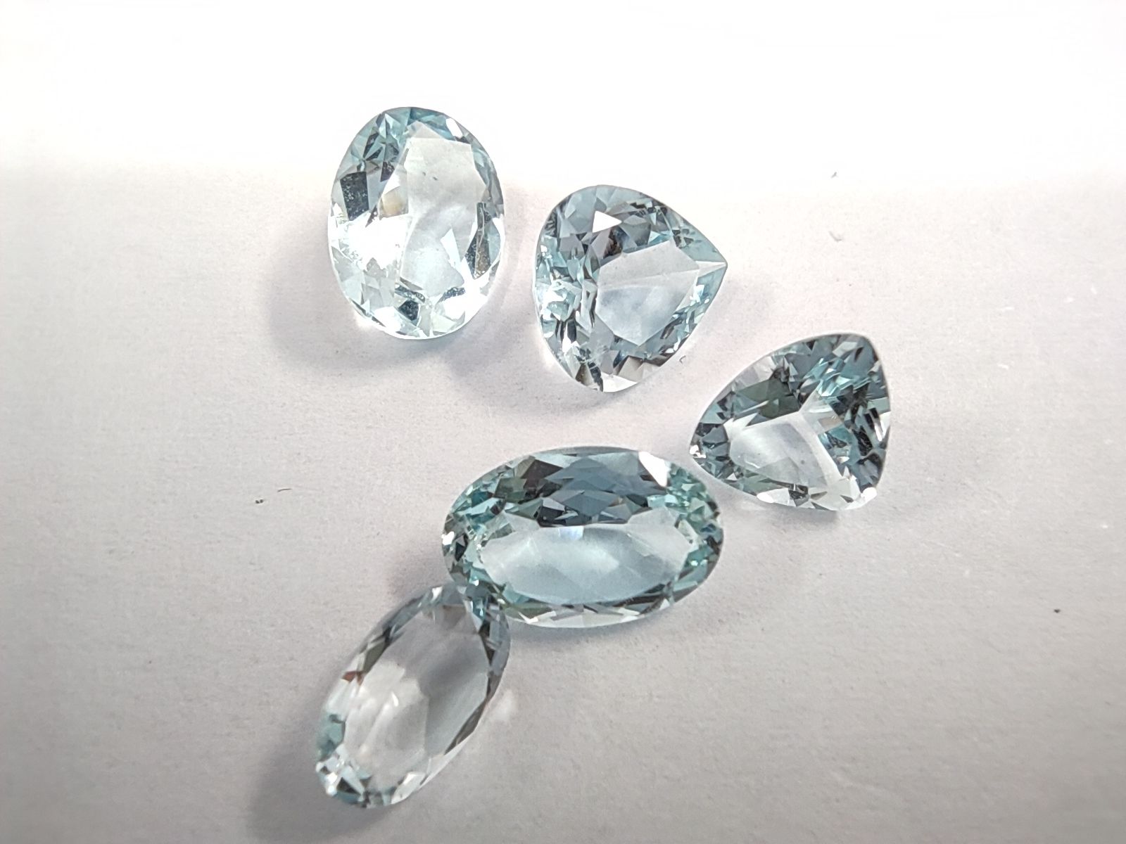 Null FIVE Aquamarine - Oval and pear 


Weight : 4,07 cts 


Origin : Madagascar