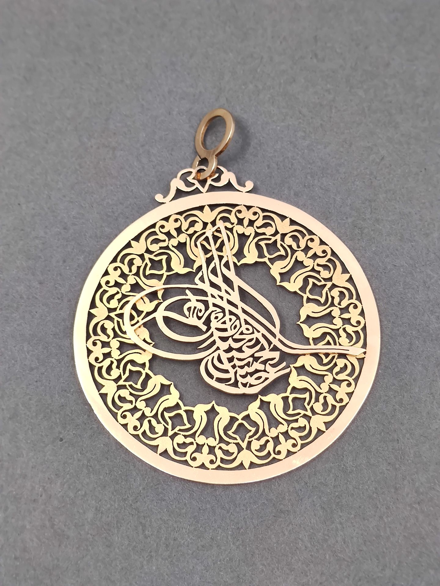 Null TRAVAIL ETRANGER 

Important pendentif en or jaune 14kt à motifs d'arabesqu&hellip;