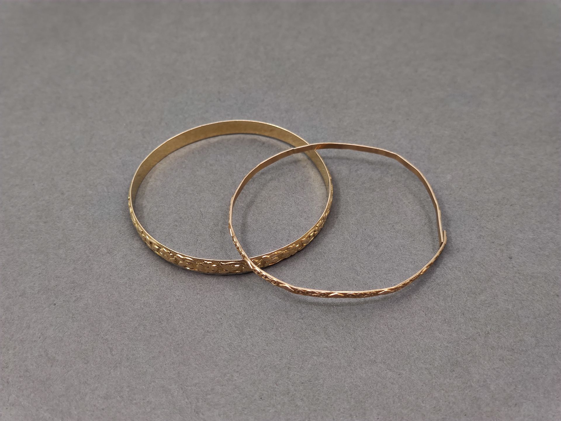 Null DEUX bracelets jonc en or jaune 750° dont un cassé

Poids : 26,03 g